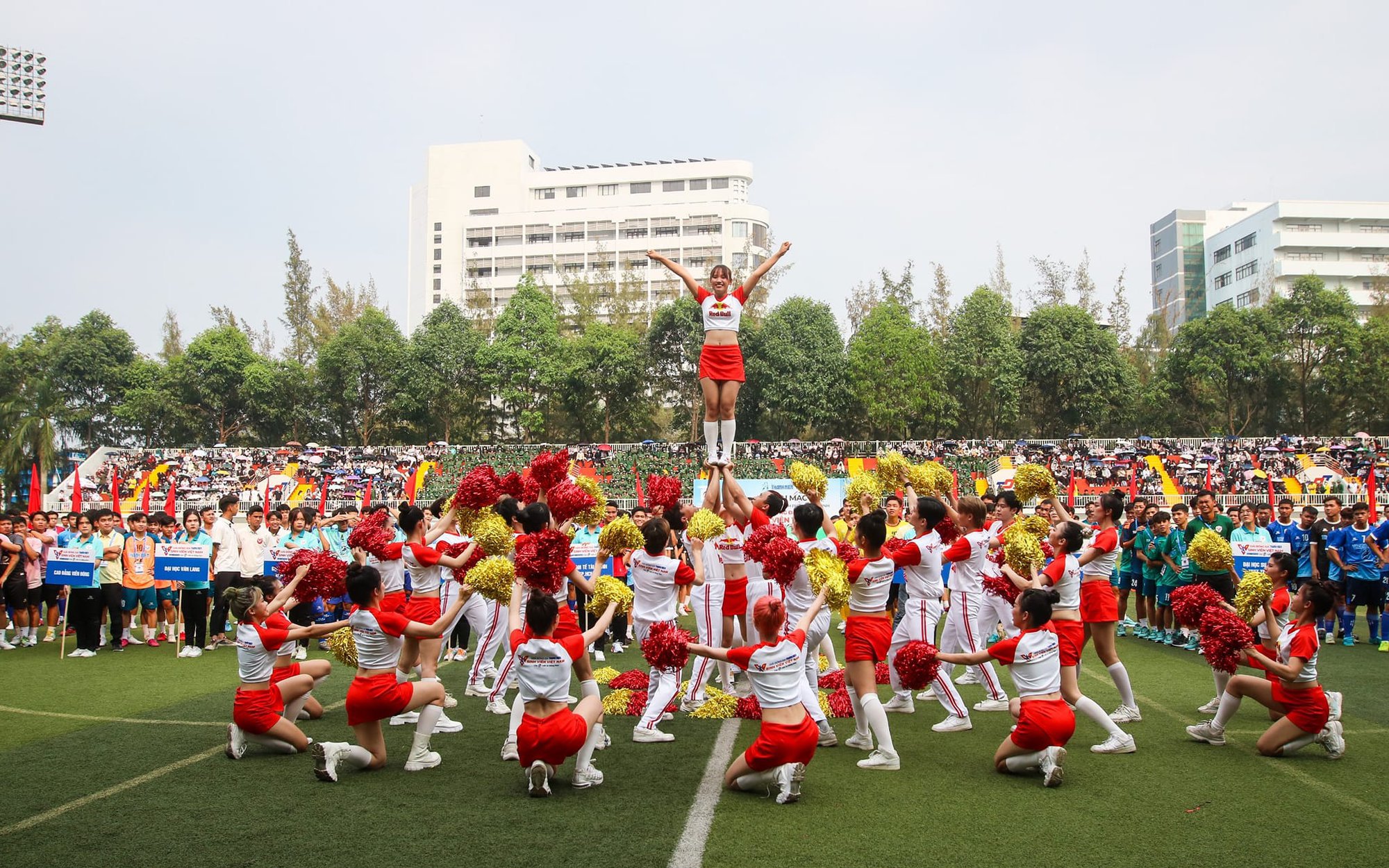 Độc lạ Sài Gòn: Giải bóng đá sinh viên, khán giả đông hơn V.League