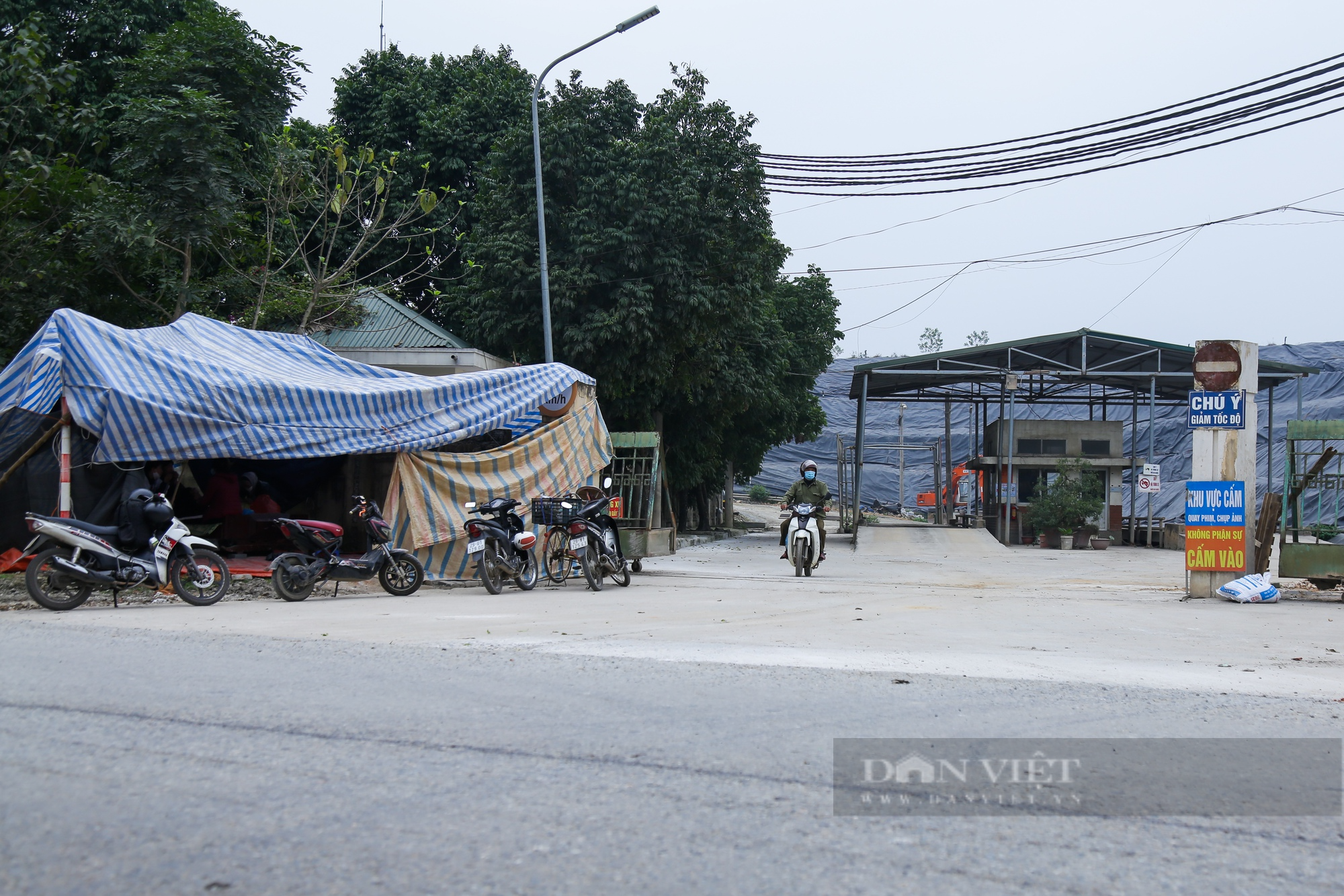 Ảnh ấn tượng tuần: Xén phân cách đường Nguyễn Xiển và phiên chợ dùng lá cây thay cho tiền mặt - Ảnh 4.