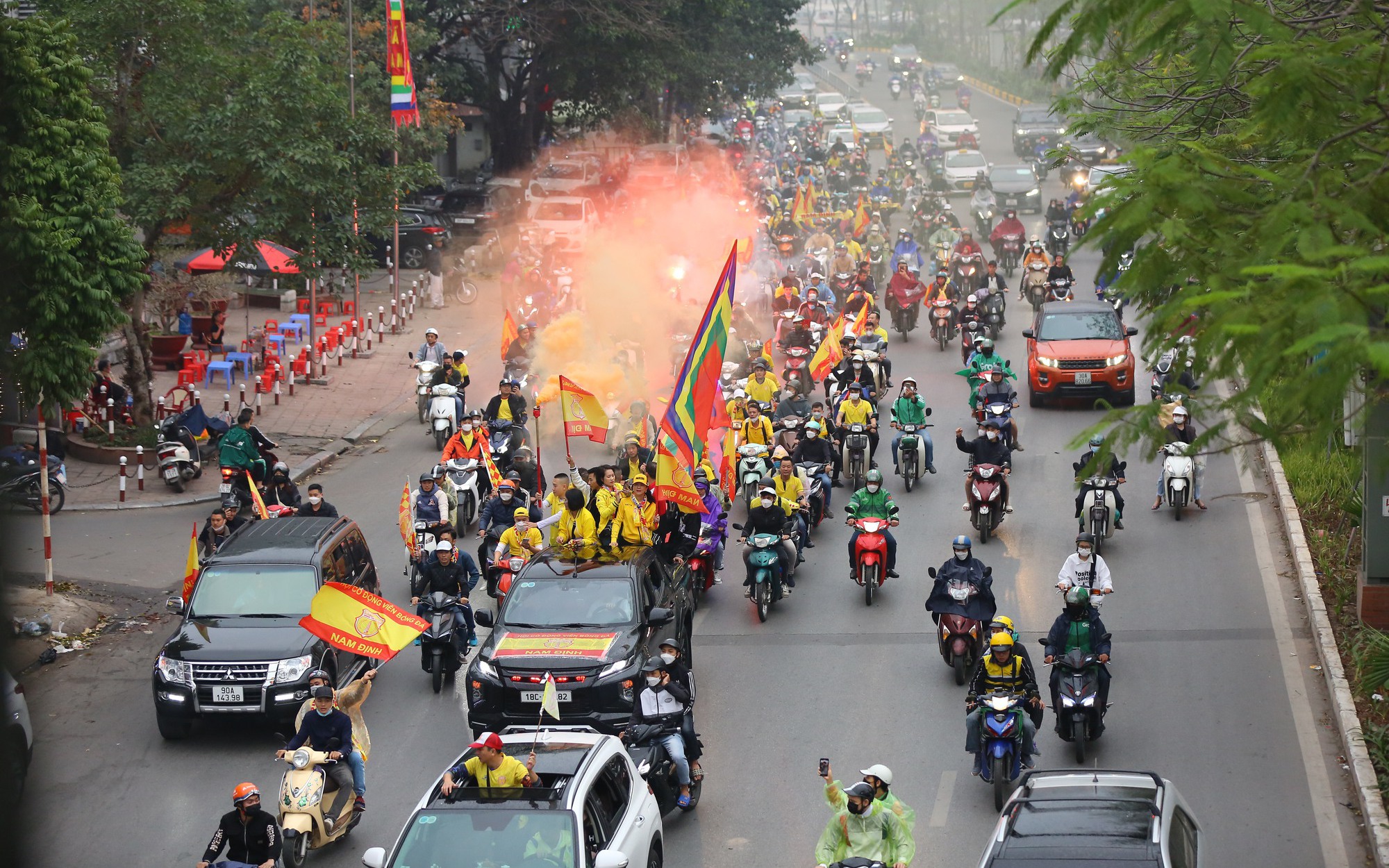 Hàng nghìn CĐV Nam Định đội mưa diễu hành kéo về sân Hàng Đẫy
