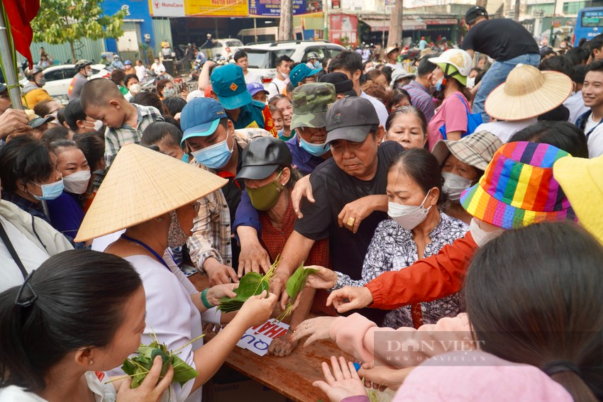Ảnh ấn tượng tuần: Xén phân cách đường Nguyễn Xiển và phiên chợ dùng lá cây thay cho tiền mặt - Ảnh 6.