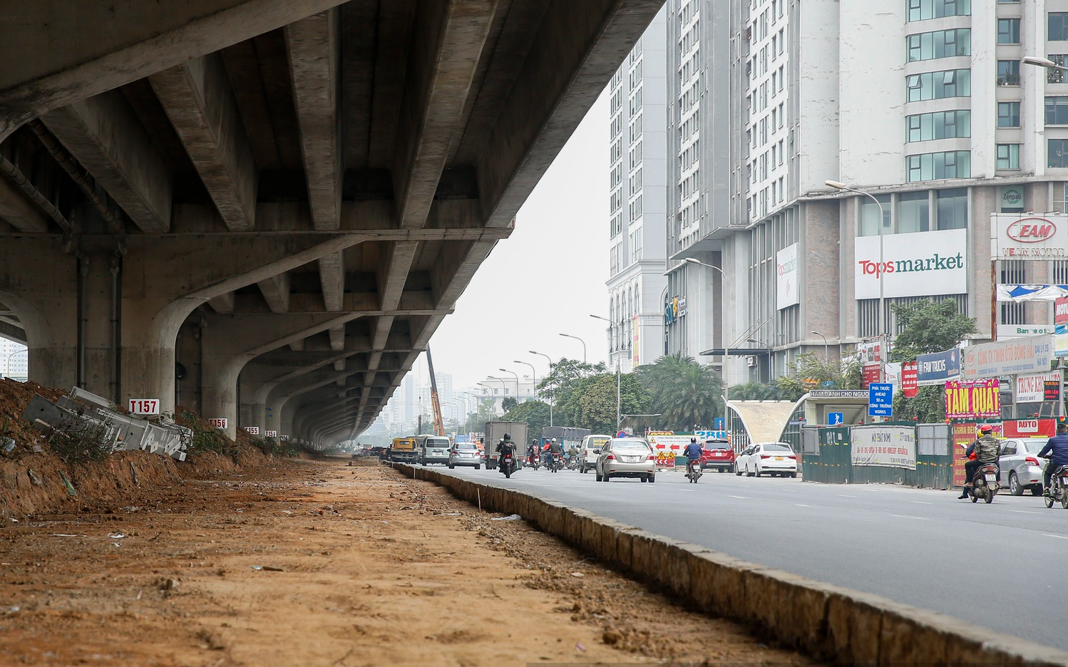 Đá vỉa hè đường Nguyễn Xiển nát tươm, Hà Nội sẽ đầu tư hơn 29 tỷ đồng để cải tạo- Ảnh 19.