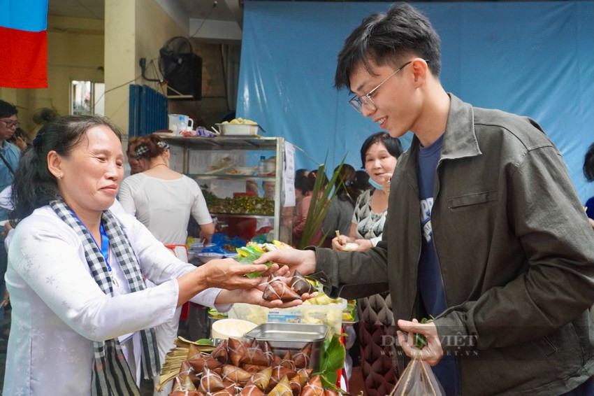 TP.HCM: Độc đáo phiên chợ dùng lá cây thay tiền - Ảnh 3.