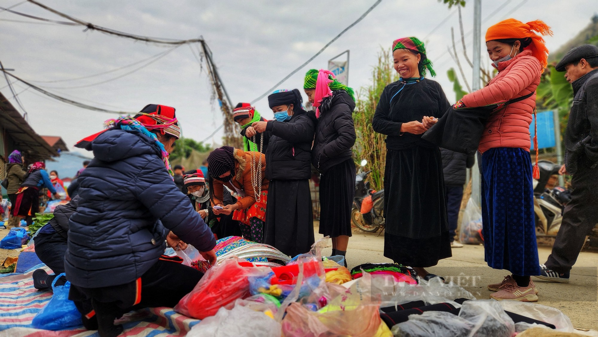 Đi chợ vùng biên ở Hà Giang, đón hoàng hôn tại cực Bắc và ngắm mai anh đào   - Ảnh 3.