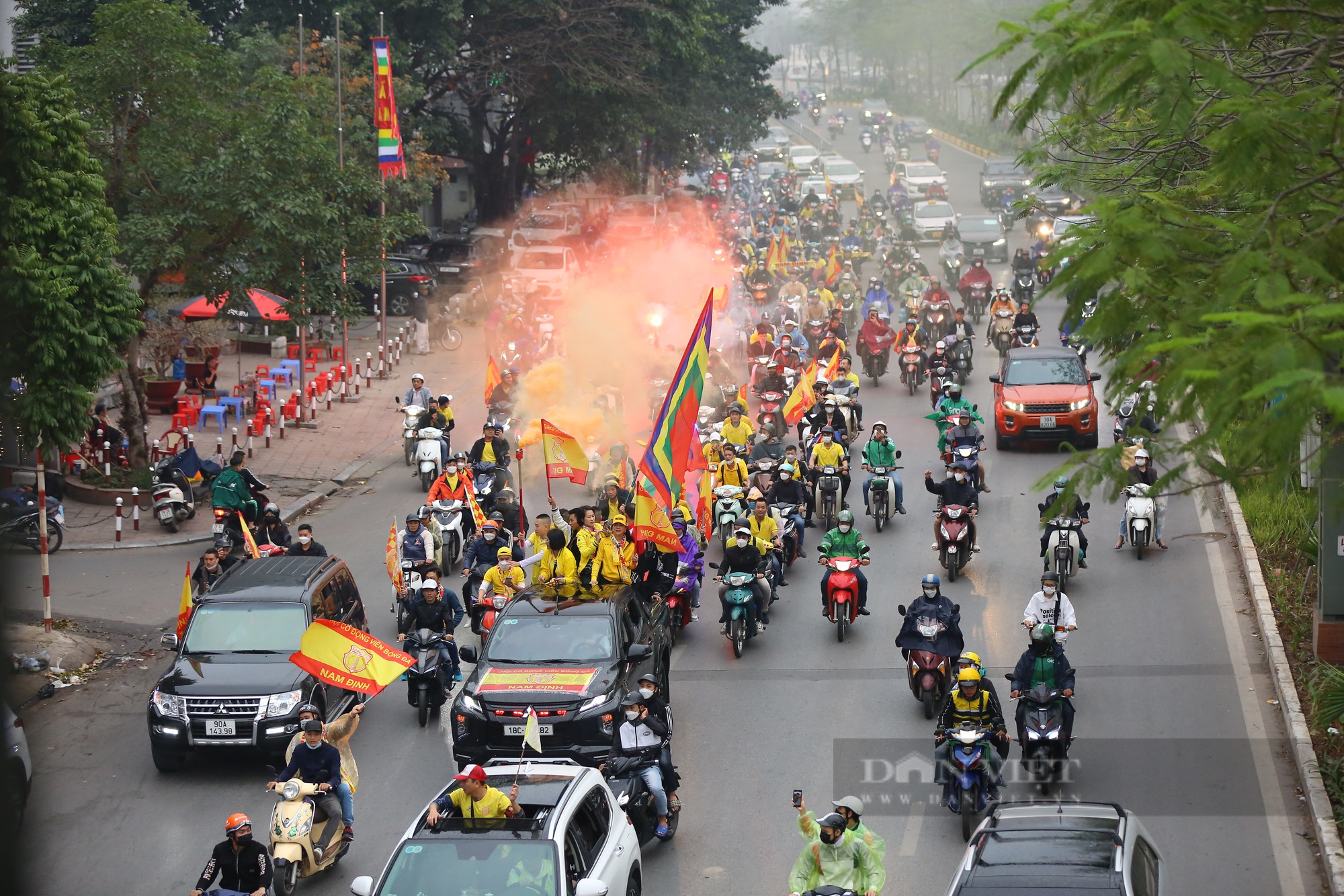 Hàng nghìn CĐV Nam Định diễu hành kéo về sân Hàng Đẫy - Ảnh 1.