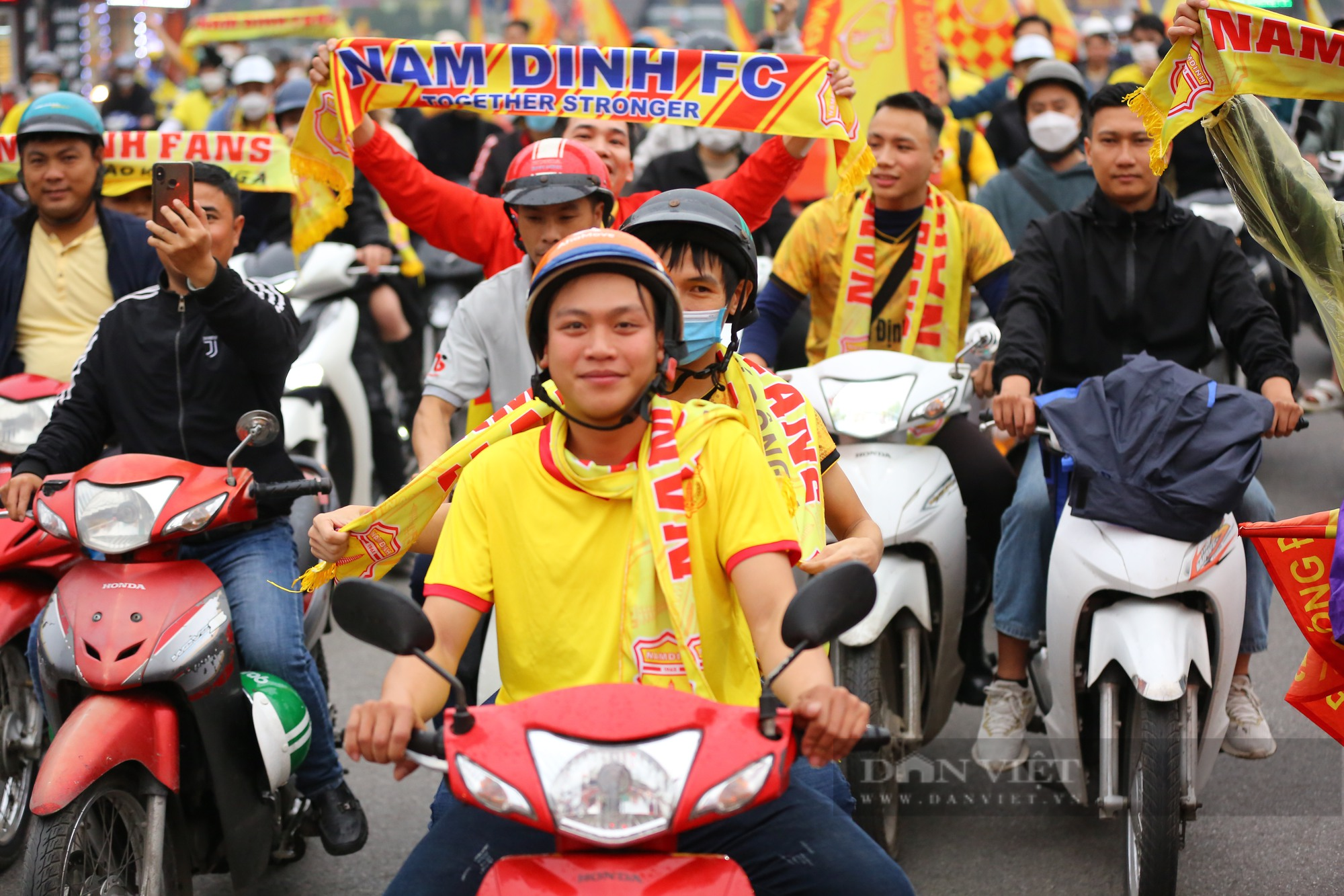 Hàng nghìn CĐV Nam Định diễu hành kéo về sân Hàng Đẫy - Ảnh 2.
