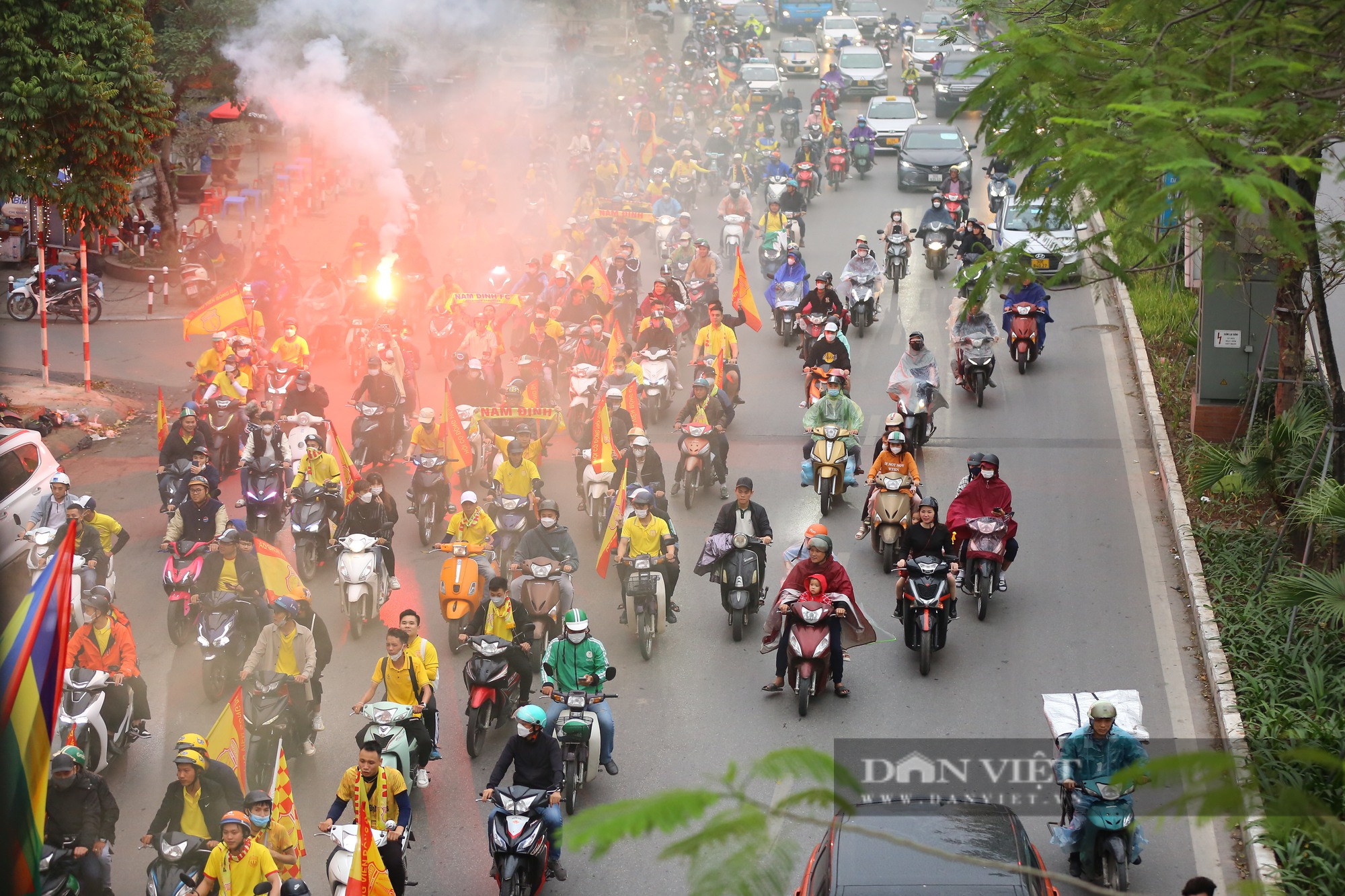Hàng nghìn CĐV Nam Định diễu hành kéo về sân Hàng Đẫy - Ảnh 4.