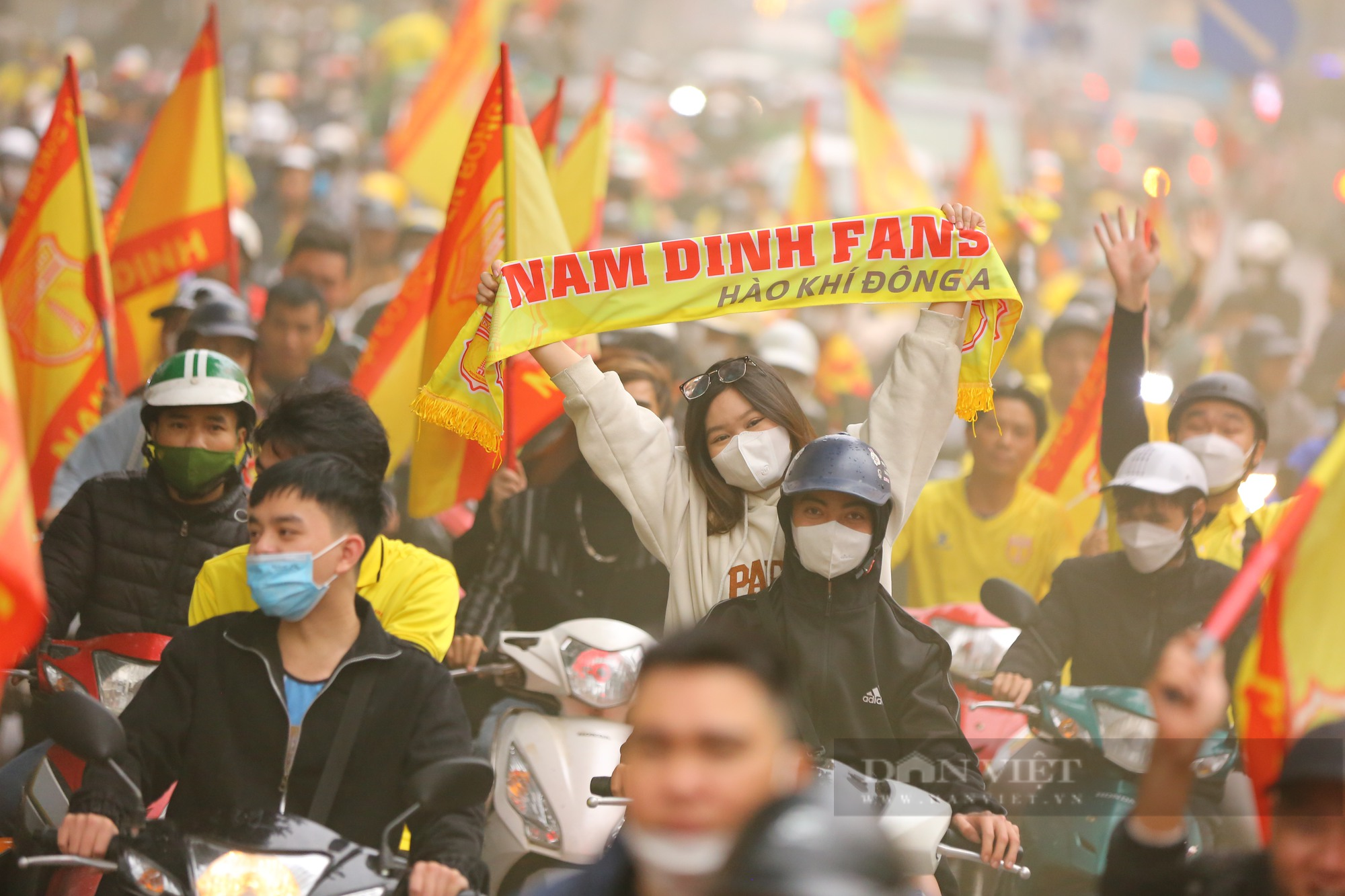 Hàng nghìn CĐV Nam Định diễu hành kéo về sân Hàng Đẫy - Ảnh 5.
