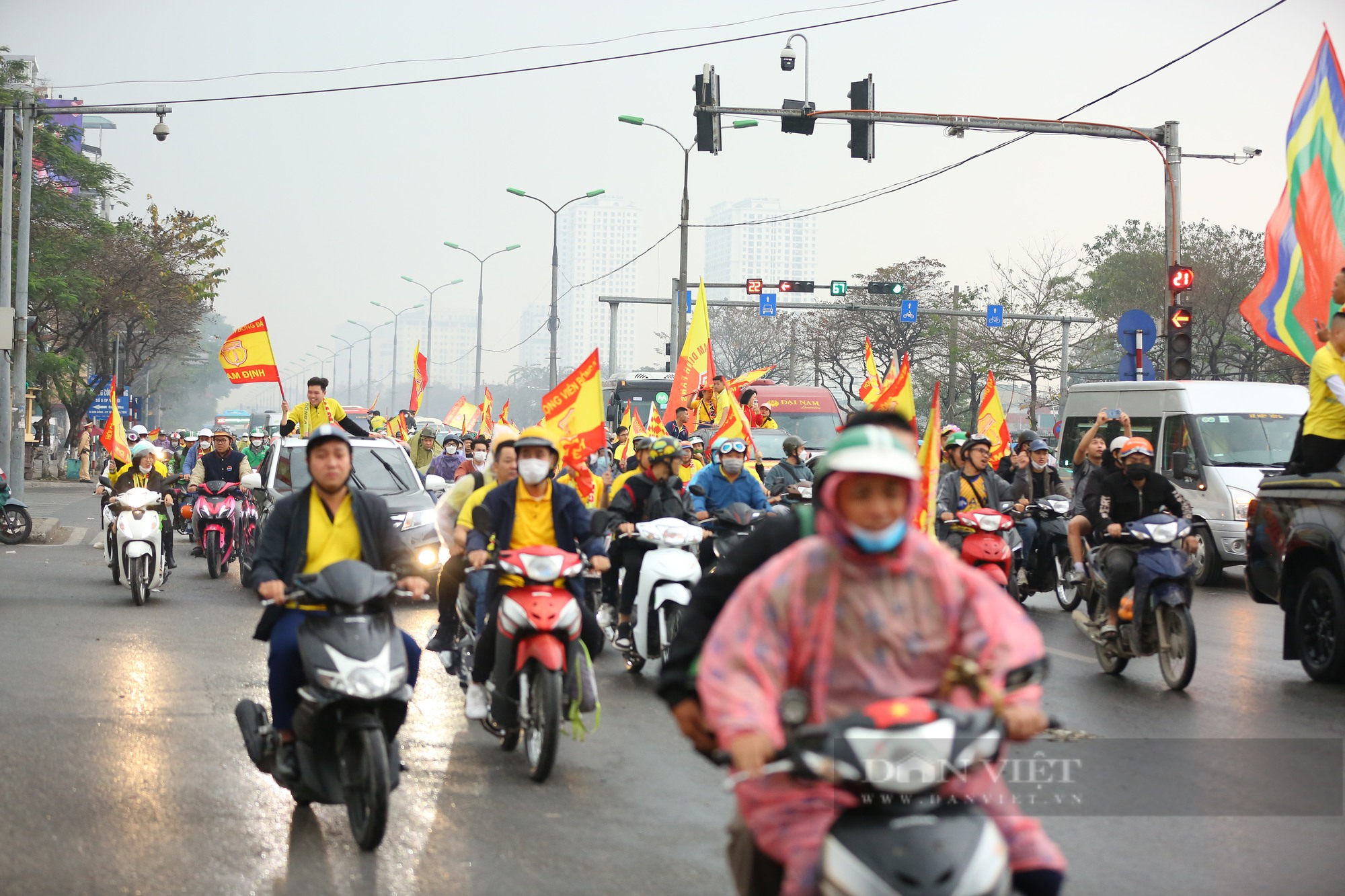 Hàng nghìn CĐV Nam Định diễu hành kéo về sân Hàng Đẫy - Ảnh 6.