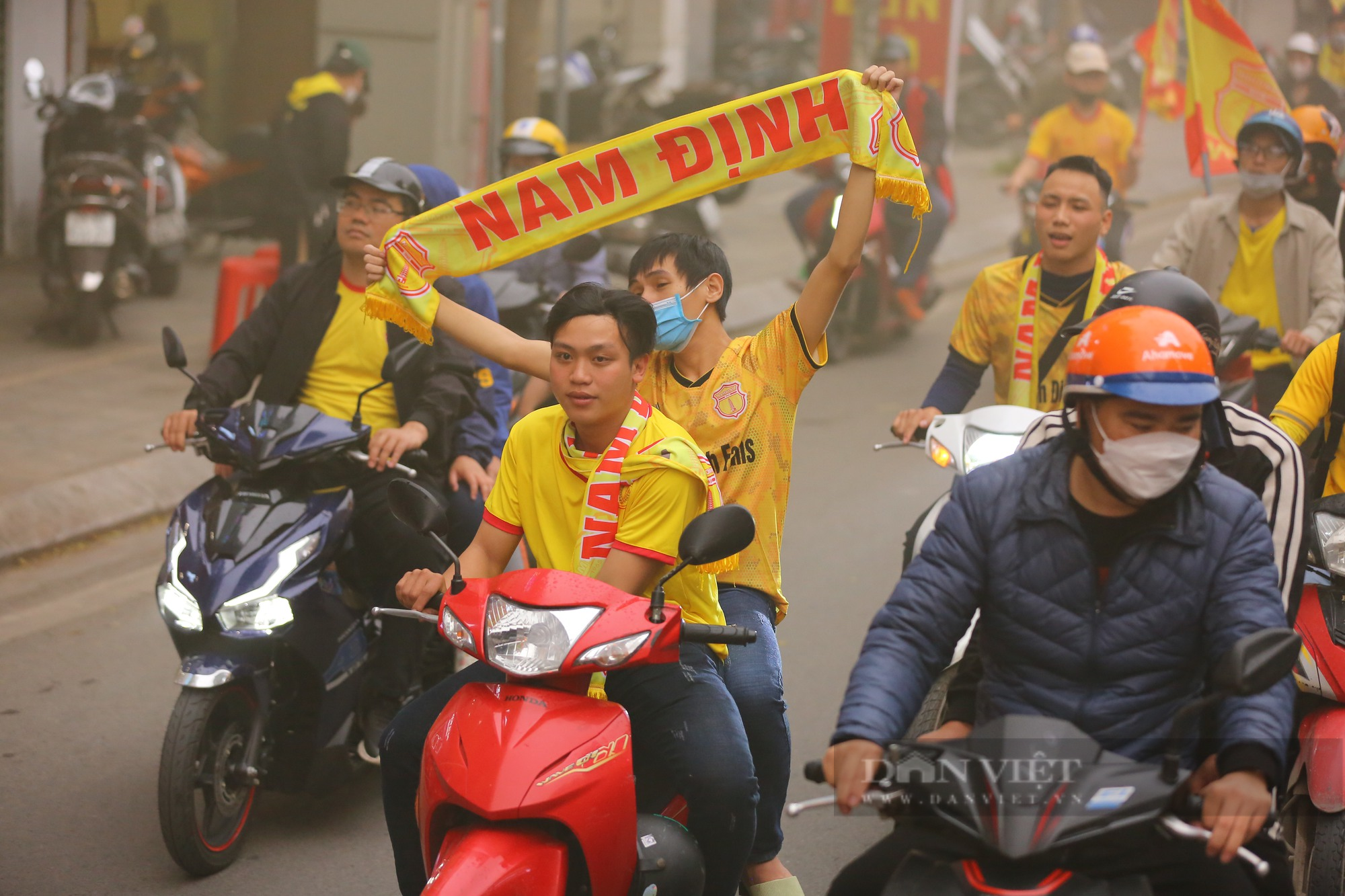 Hàng nghìn CĐV Nam Định diễu hành kéo về sân Hàng Đẫy - Ảnh 7.