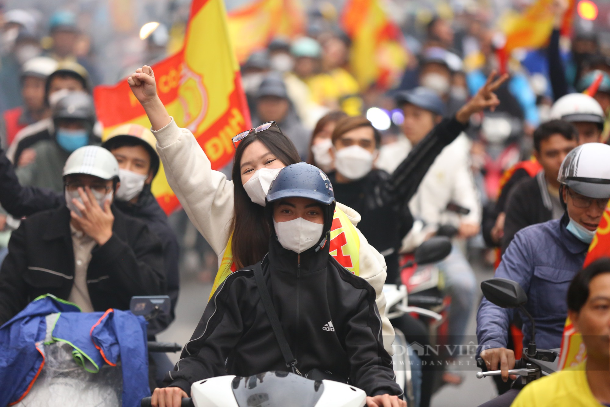 Hàng nghìn CĐV Nam Định diễu hành kéo về sân Hàng Đẫy - Ảnh 8.