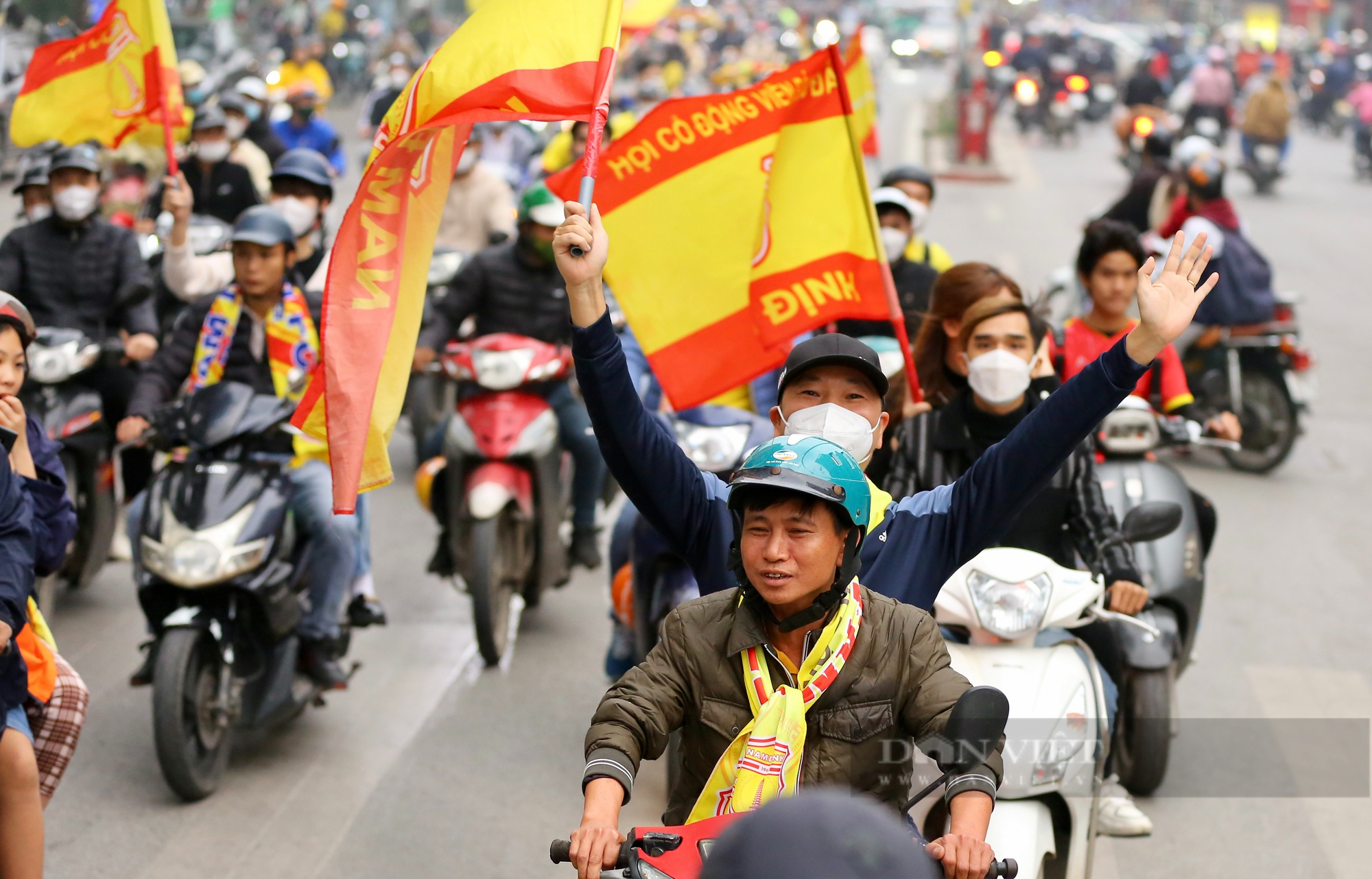 Hàng nghìn CĐV Nam Định diễu hành kéo về sân Hàng Đẫy - Ảnh 9.