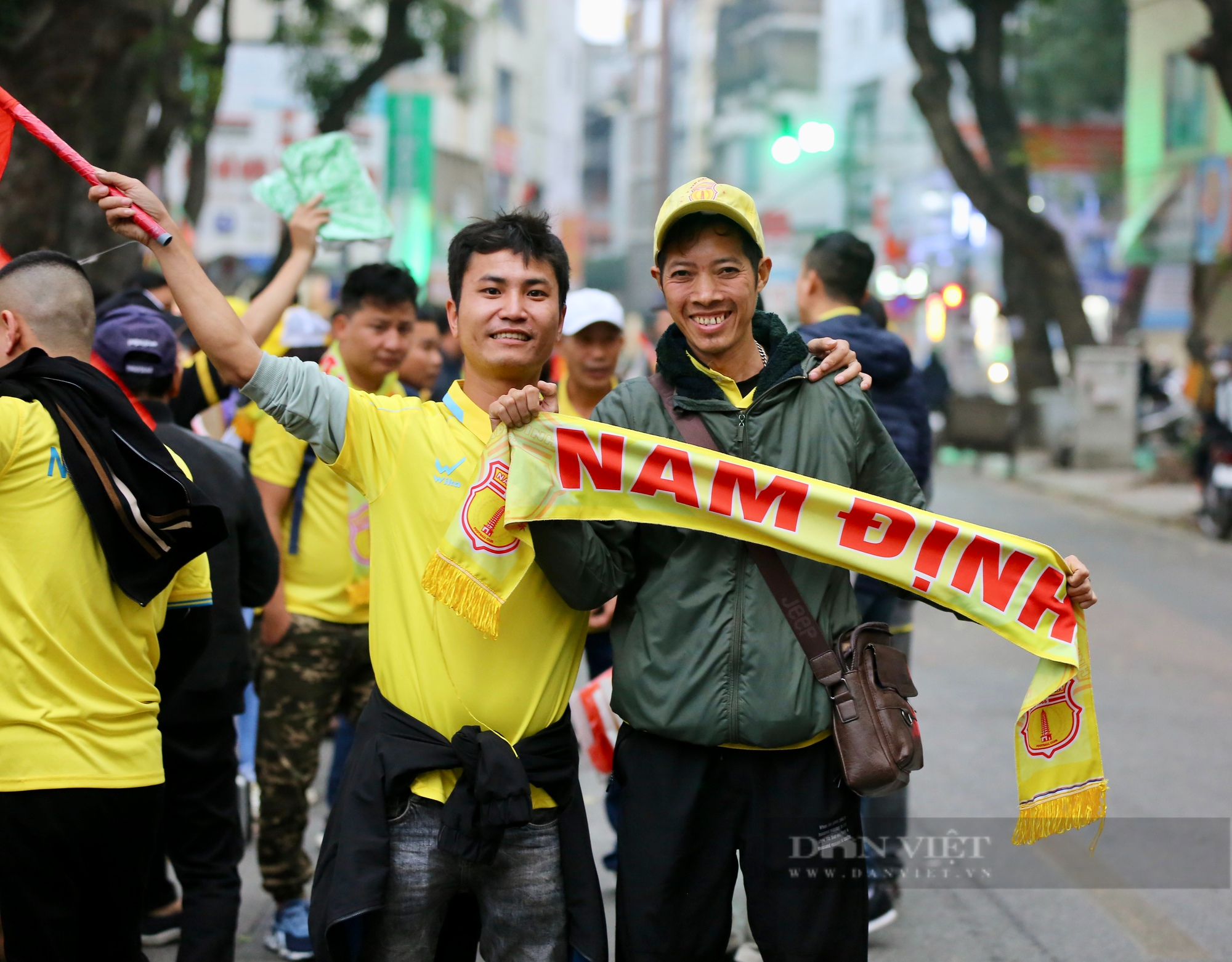 Hàng nghìn CĐV Nam Định diễu hành kéo về sân Hàng Đẫy - Ảnh 10.