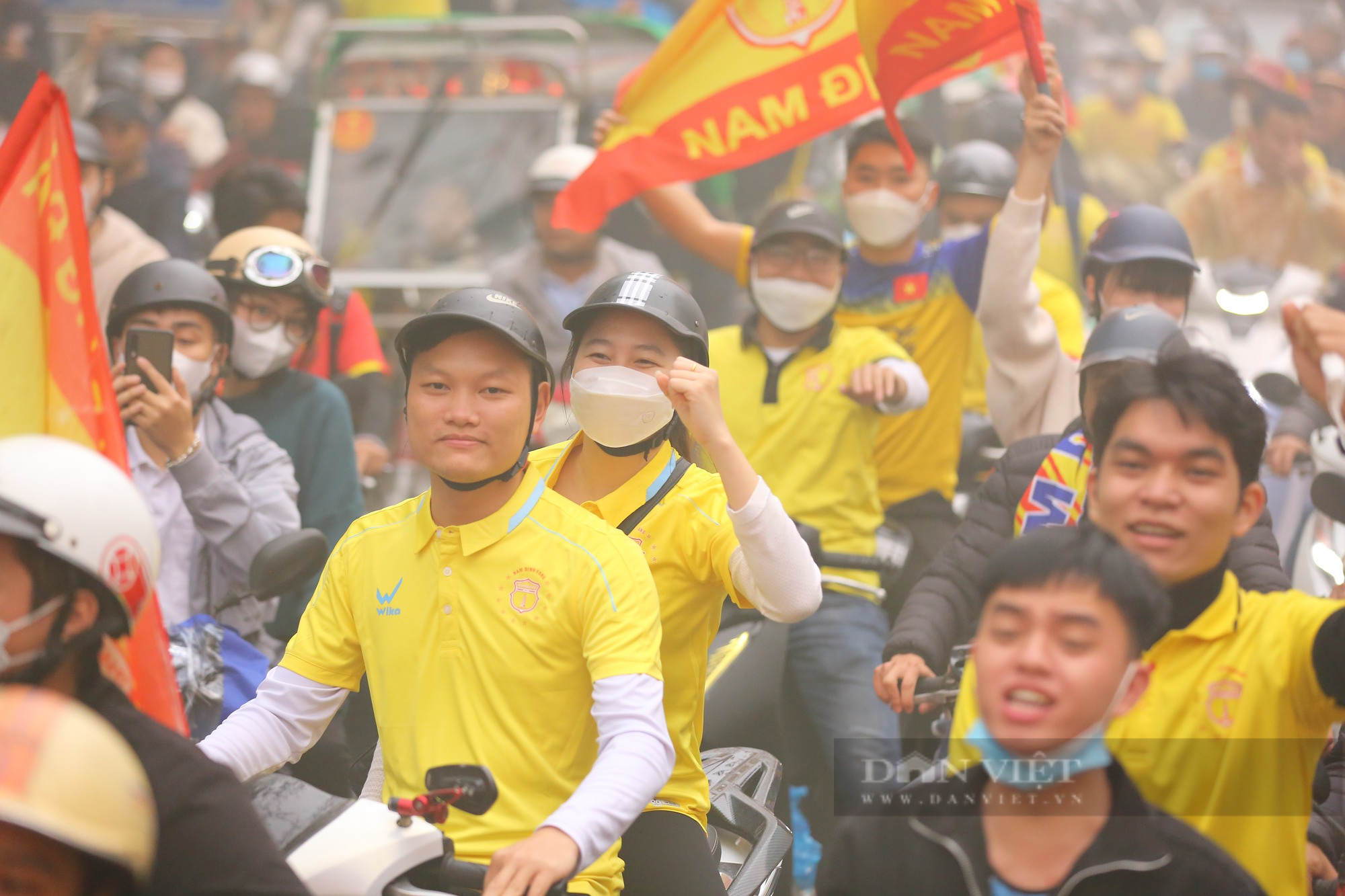 Hàng nghìn CĐV Nam Định diễu hành kéo về sân Hàng Đẫy - Ảnh 11.