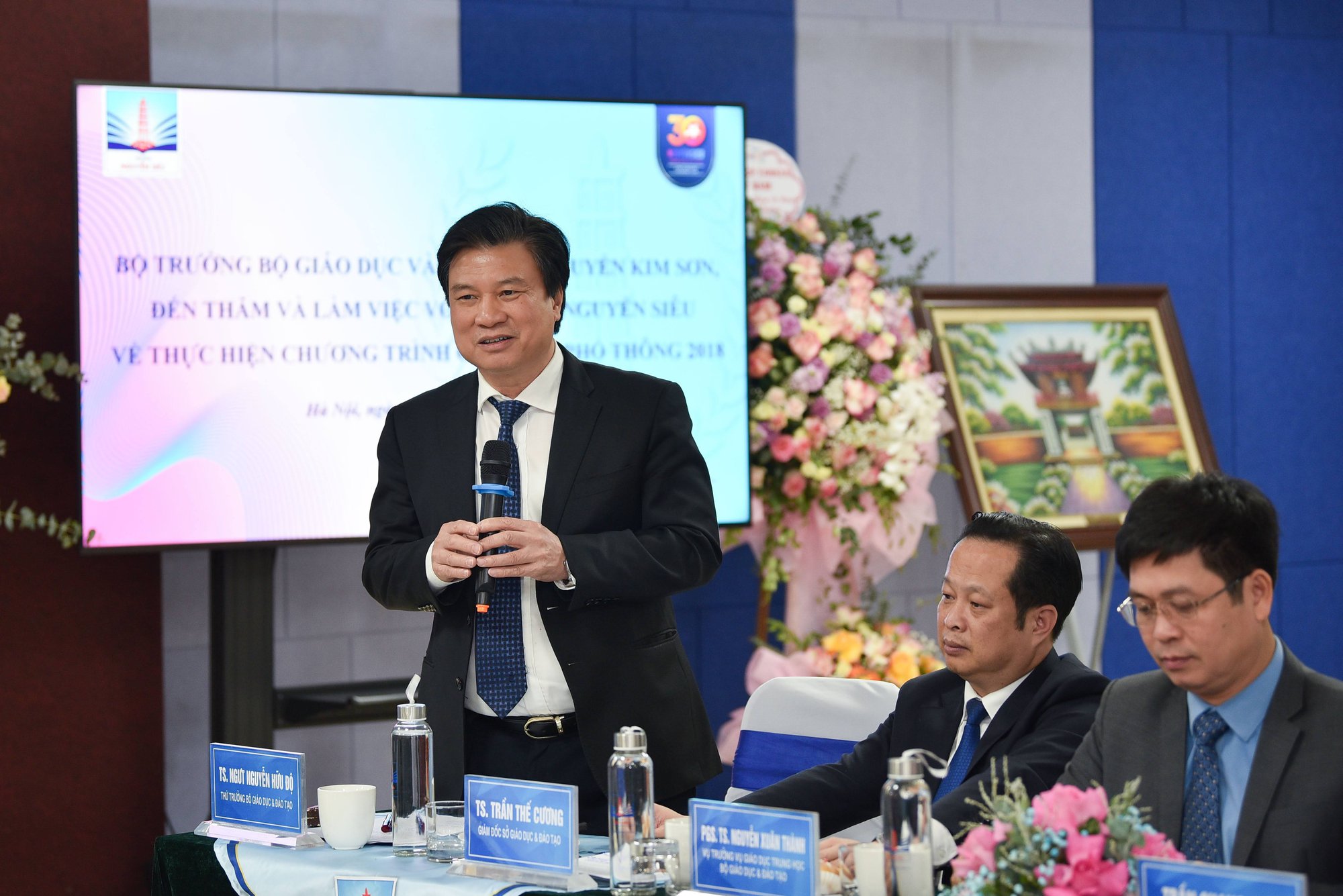 Bộ trưởng Nguyễn Kim Sơn: &quot;Thay đổi chương trình mới nhưng không cực đoan&quot; - Ảnh 3.