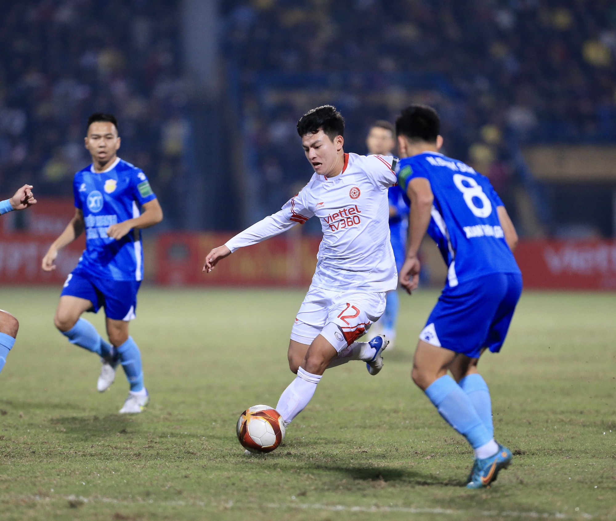 Hòa Viettel, HLV Vũ Hồng Việt than phiền lịch thi đấu V.League ảnh hưởng tới Nam Định - Ảnh 1.