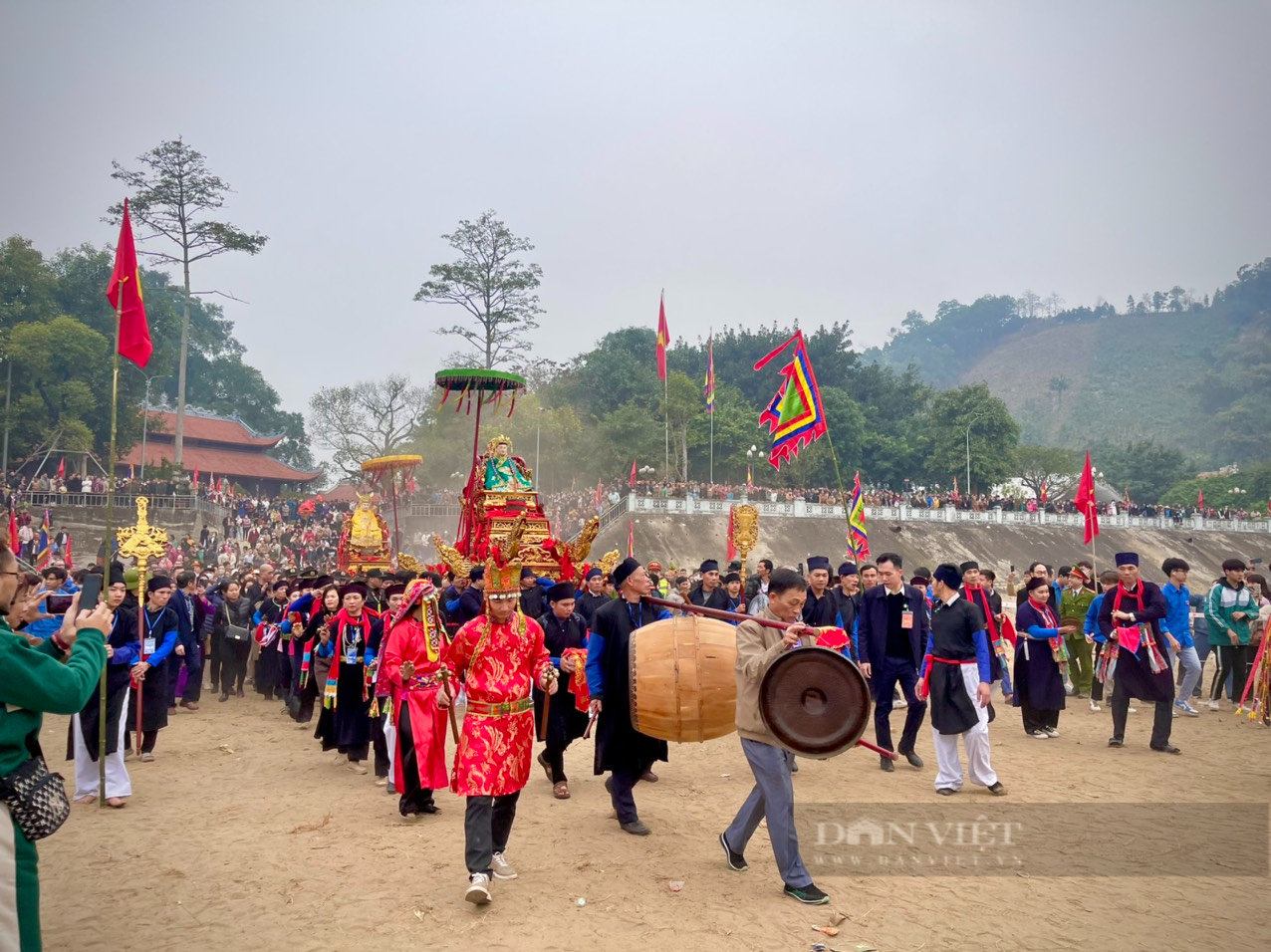 Lễ hội đền Đông Cuông (Văn Yên, Yên Bái) vì sao lại mổ trâu trắng vào 00 giờ sáng - Ảnh 9.