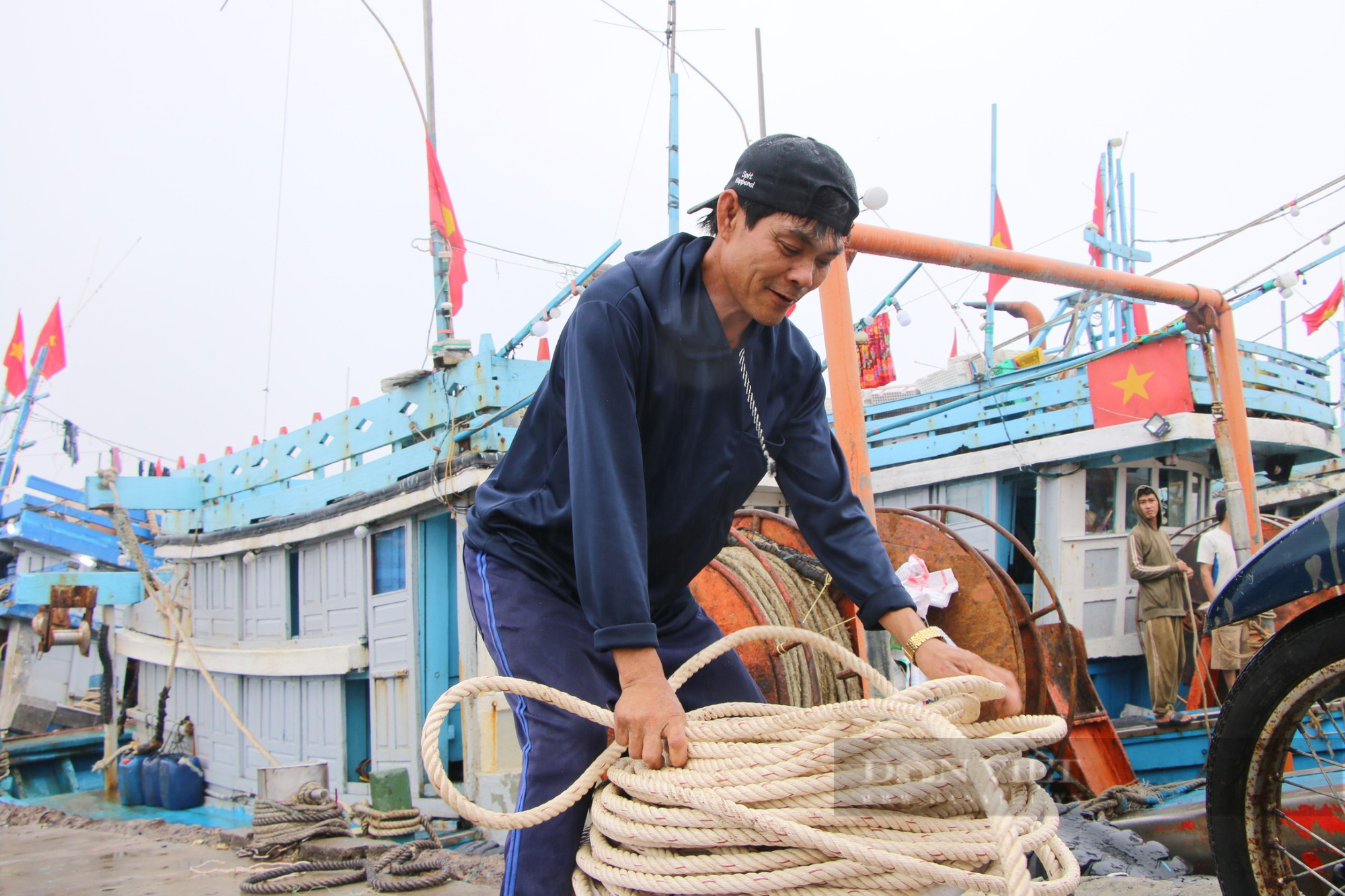 Ngư dân miền Trung chi tiền tỷ vươn khơi đầu năm - Ảnh 3.