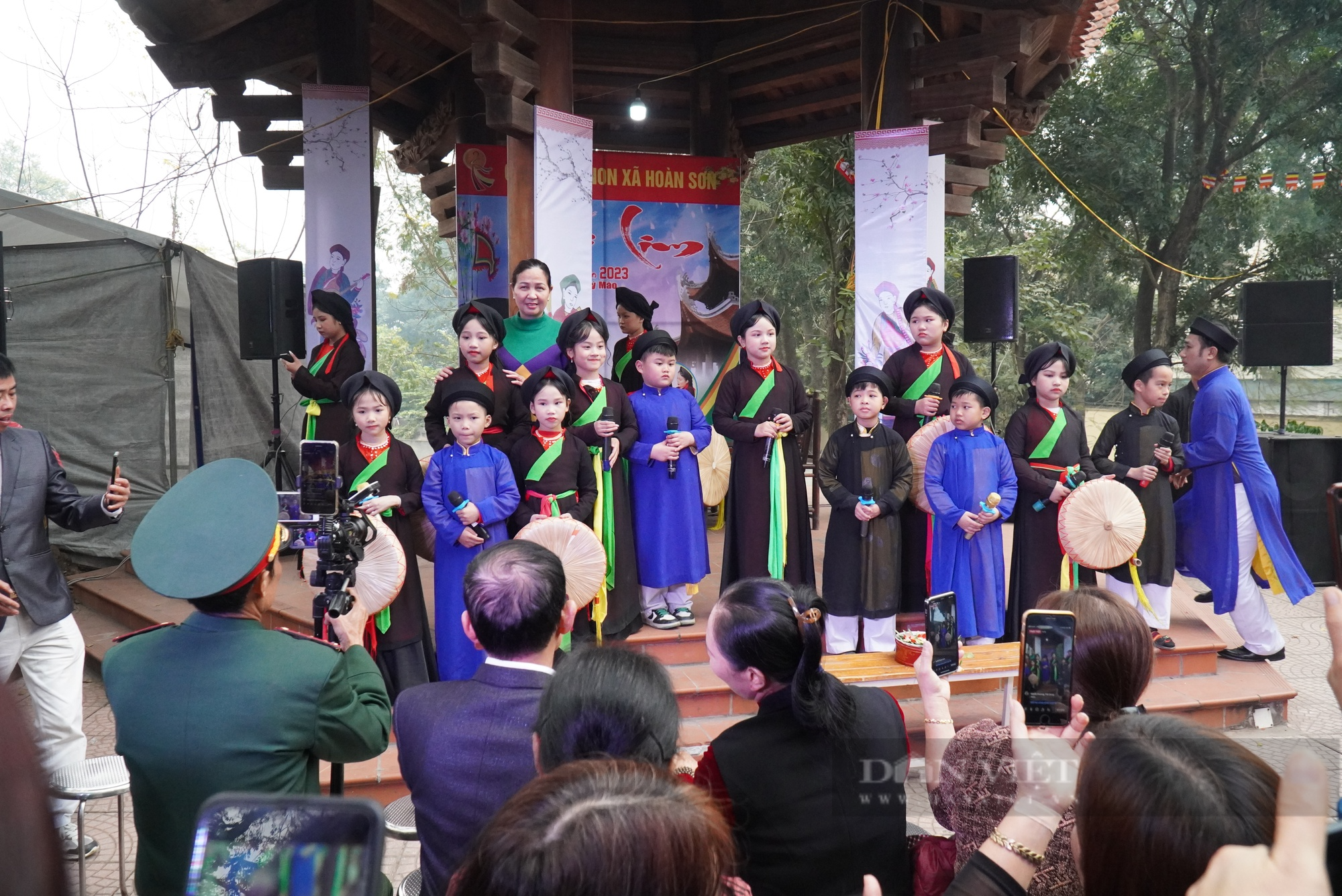 Quan họ &quot;măng non&quot; biểu diễn hút khách trong ngày khai hội Lim ở Bắc Ninh - Ảnh 2.