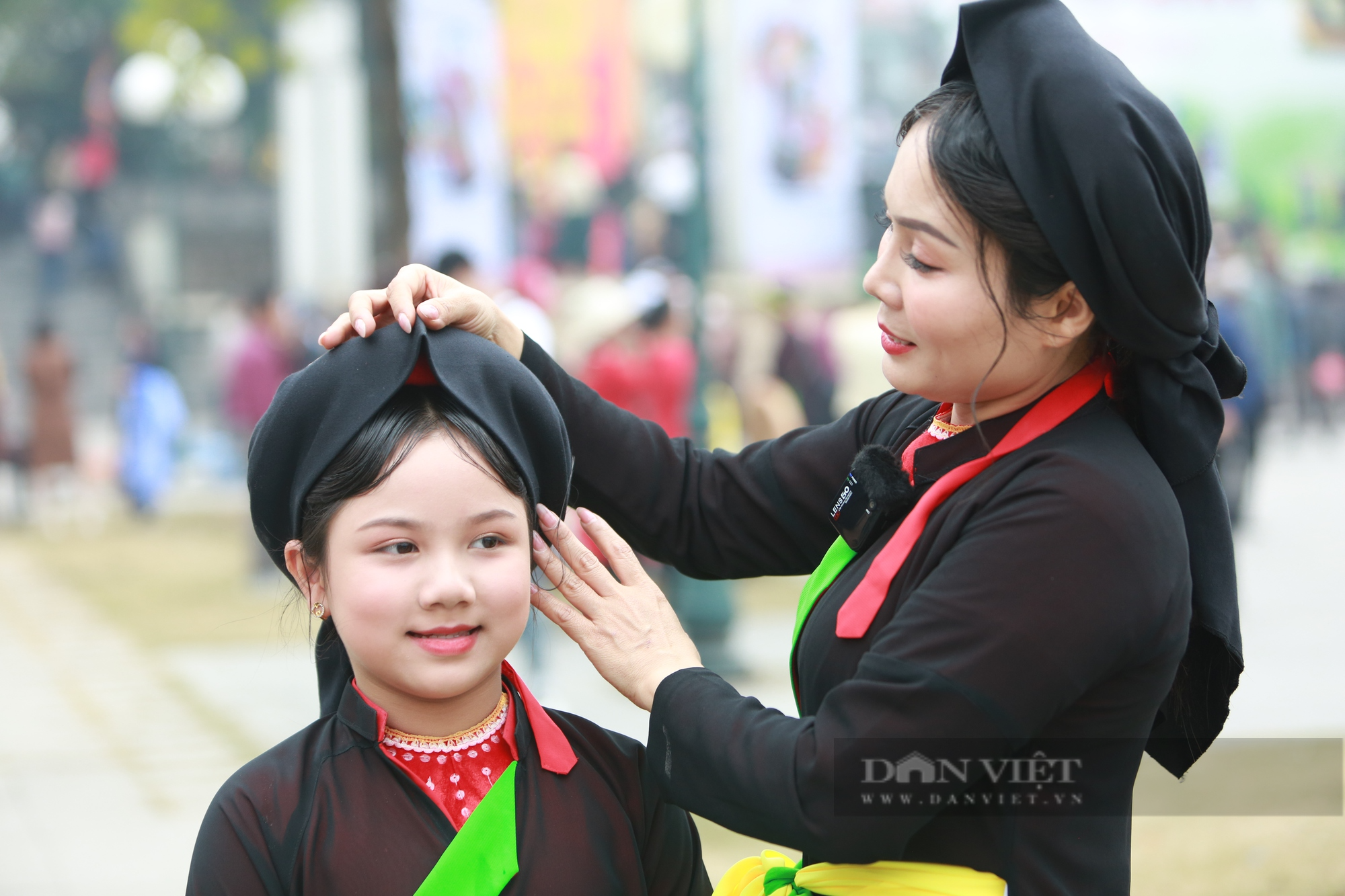 Quan họ &quot;măng non&quot; biểu diễn hút khách trong ngày khai hội Lim ở Bắc Ninh - Ảnh 3.