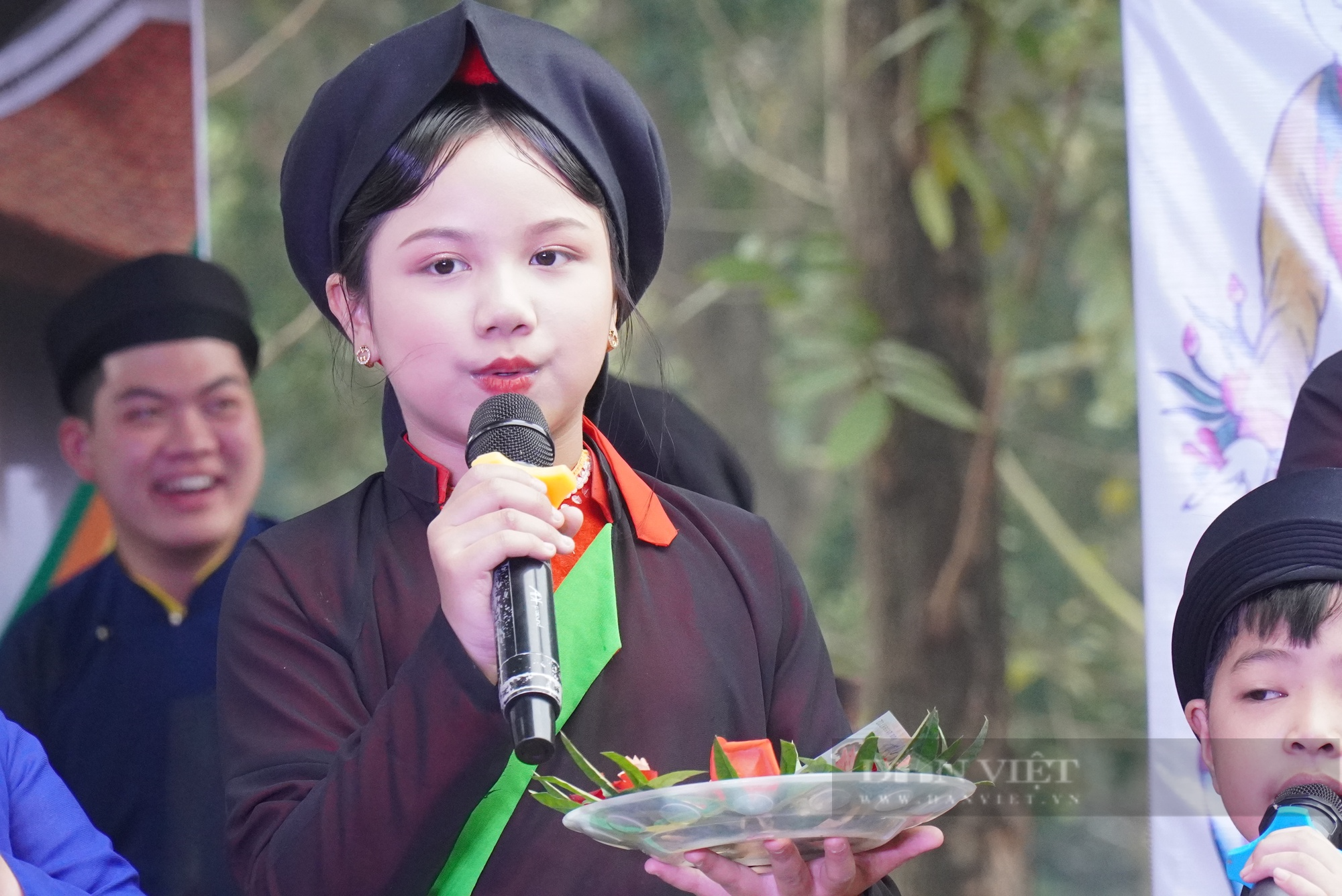 Quan họ &quot;măng non&quot; biểu diễn hút khách trong ngày khai hội Lim ở Bắc Ninh - Ảnh 4.