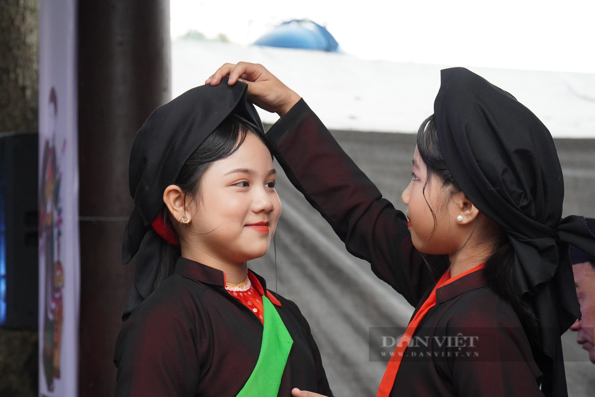 Quan họ &quot;măng non&quot; biểu diễn hút khách trong ngày khai hội Lim ở Bắc Ninh - Ảnh 5.