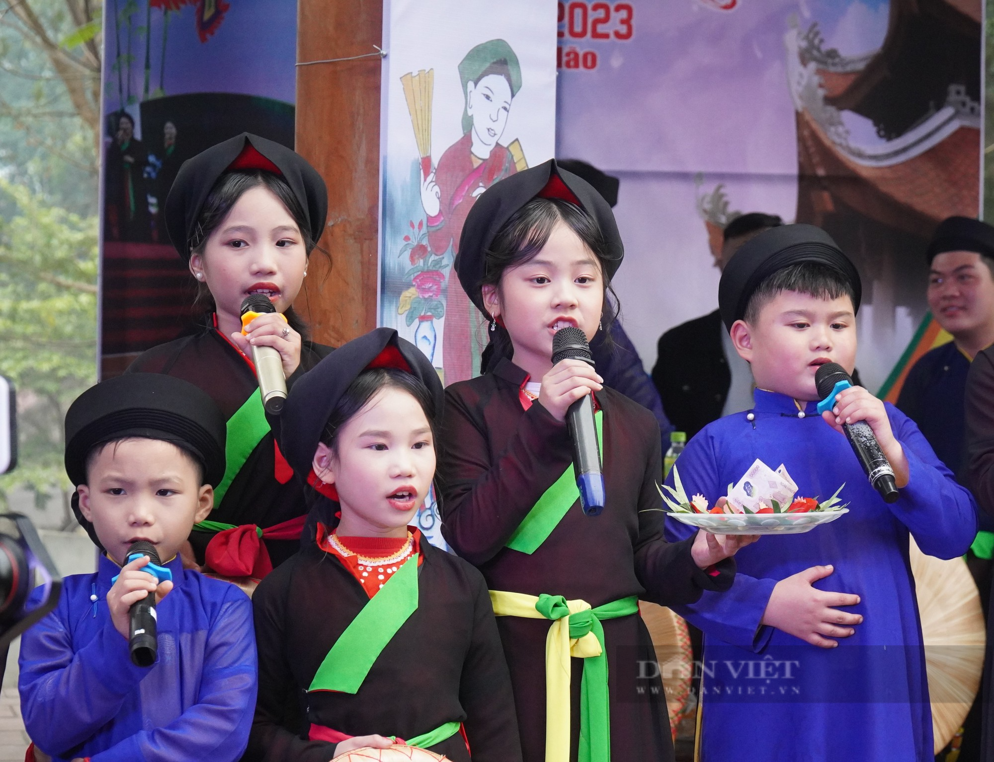 Quan họ &quot;măng non&quot; biểu diễn hút khách trong ngày khai hội Lim ở Bắc Ninh - Ảnh 6.