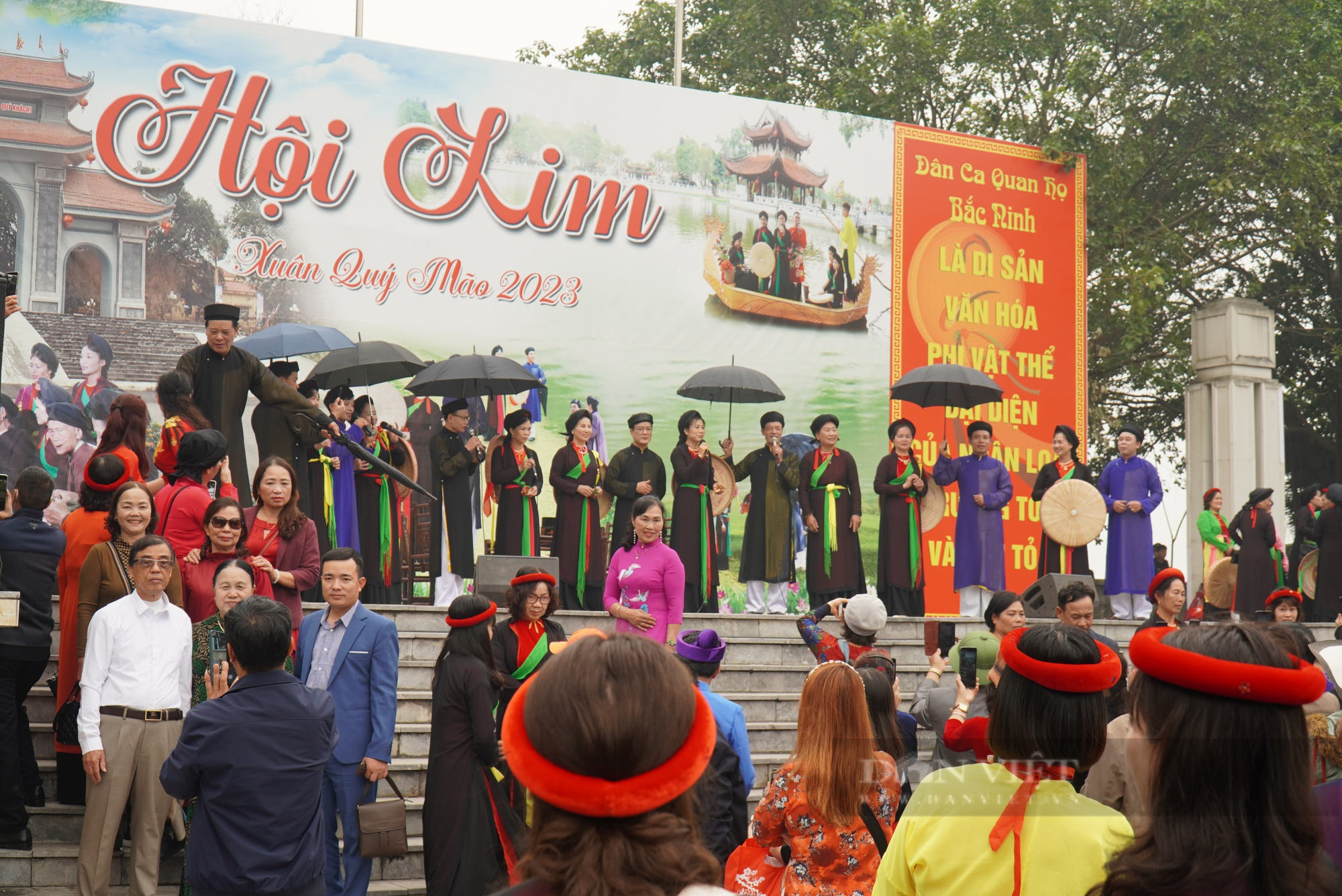 Quan họ &quot;măng non&quot; biểu diễn hút khách trong ngày khai hội Lim ở Bắc Ninh - Ảnh 9.