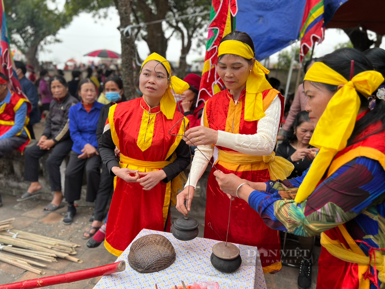 Người dân, du khách hòa mình tung cầu, kéo co, thổi cơm trong Hội làng Gia Dụ - Ảnh 3.