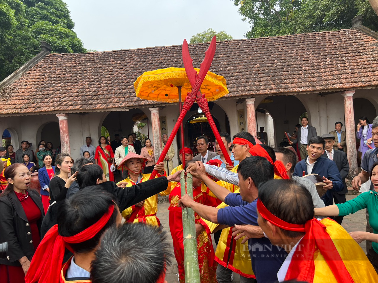 Người dân, du khách hòa mình tung cầu, kéo co, thổi cơm trong Hội làng Gia Dụ - Ảnh 5.