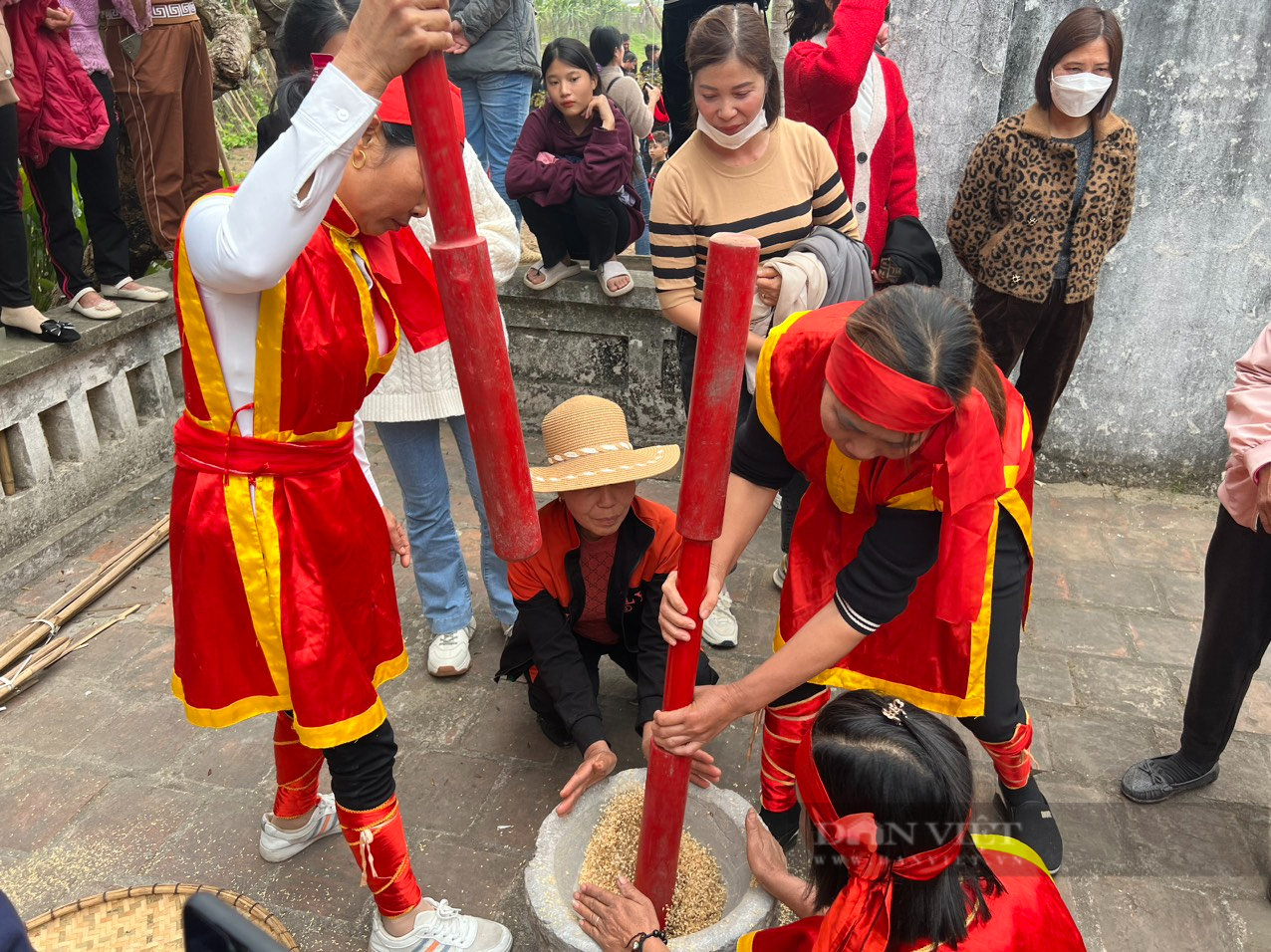 Người dân, du khách hòa mình tung cầu, kéo co, thổi cơm trong Hội làng Gia Dụ - Ảnh 6.