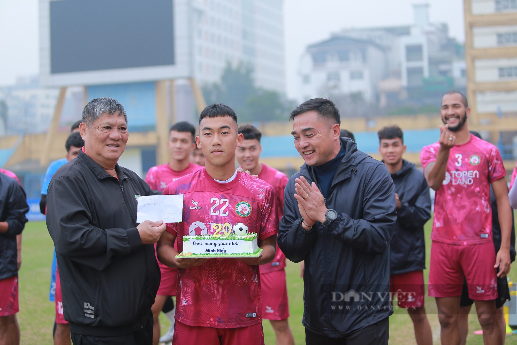 Tiền vệ Việt kiều Bình Định FC gây chú ý ở buổi tập trên sân Hàng Đẫy - Ảnh 3.