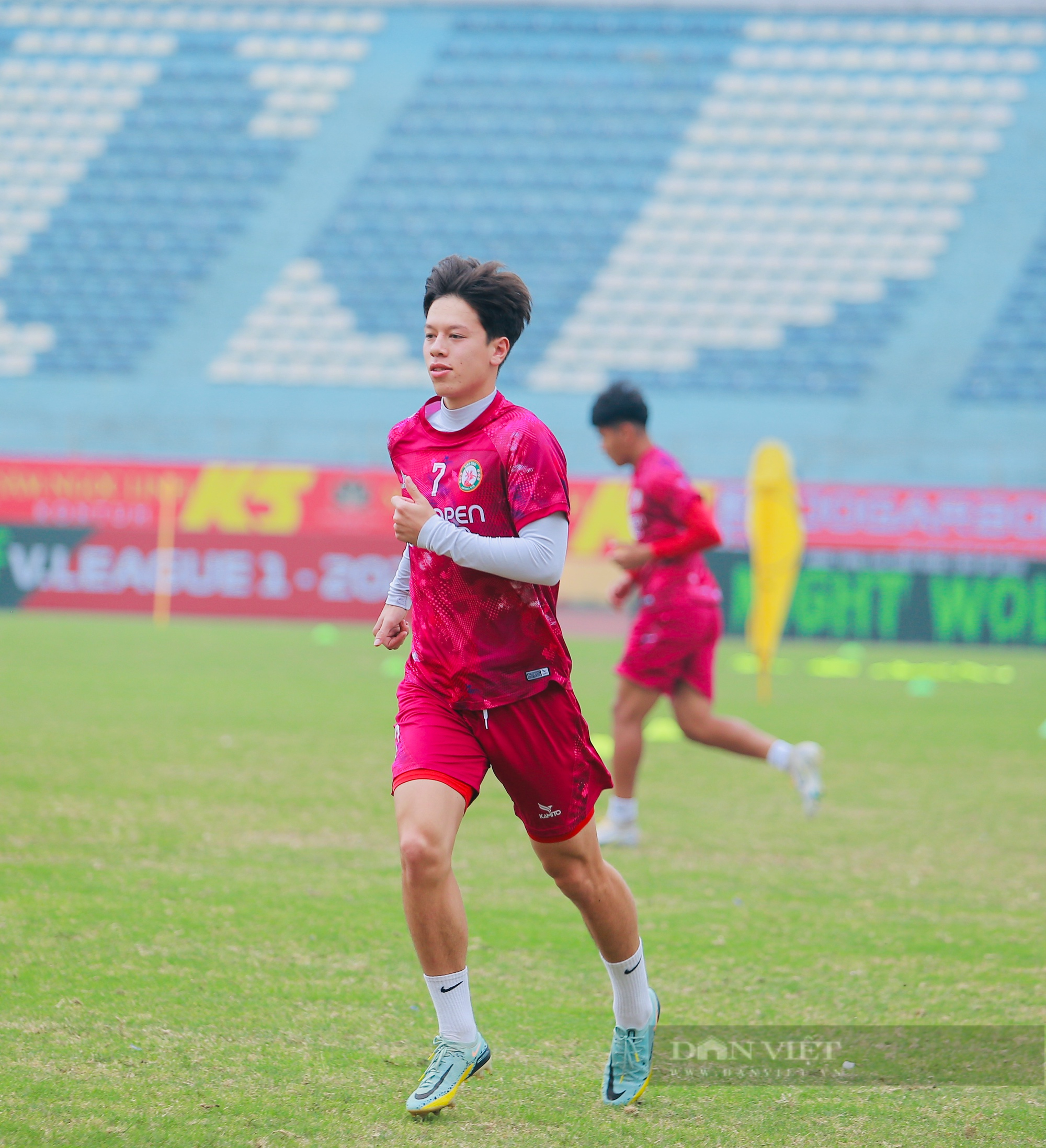 Tiền vệ Việt kiều Bình Định FC gây chú ý ở buổi tập trên sân Hàng Đẫy - Ảnh 5.