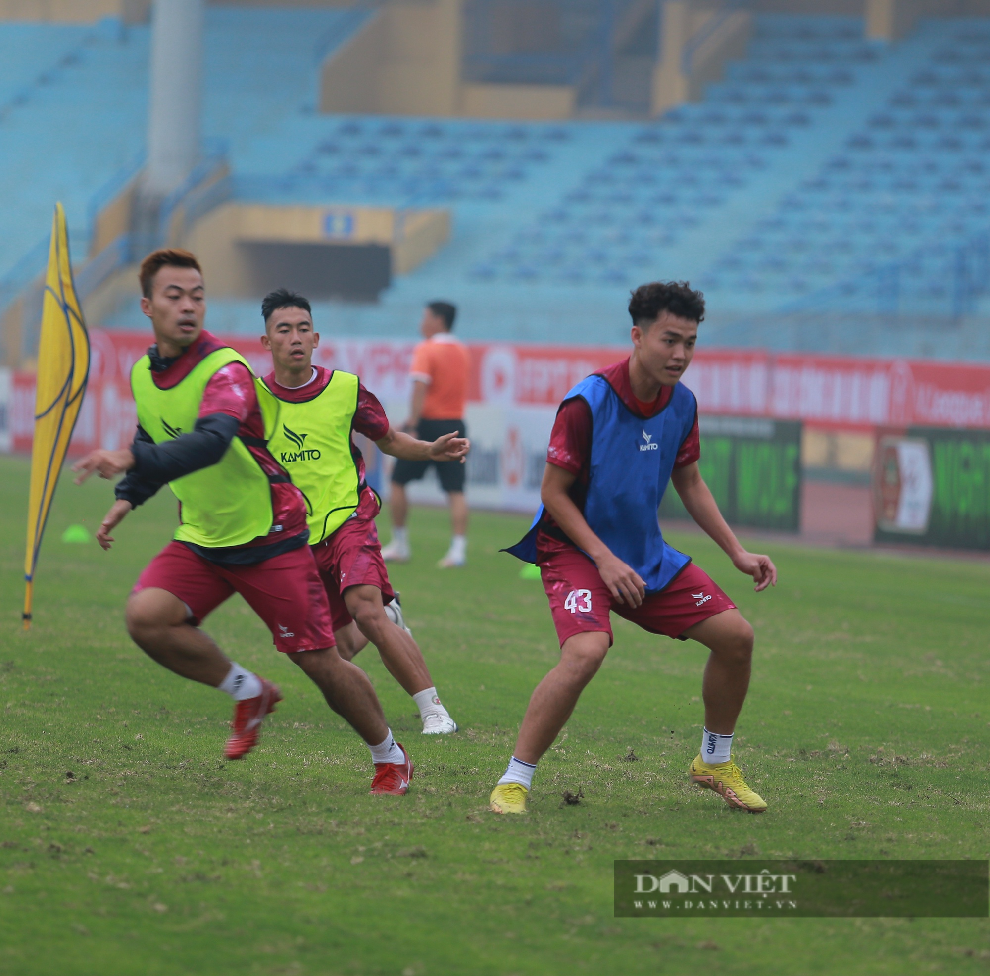 Tiền vệ Việt kiều Bình Định FC gây chú ý ở buổi tập trên sân Hàng Đẫy - Ảnh 9.