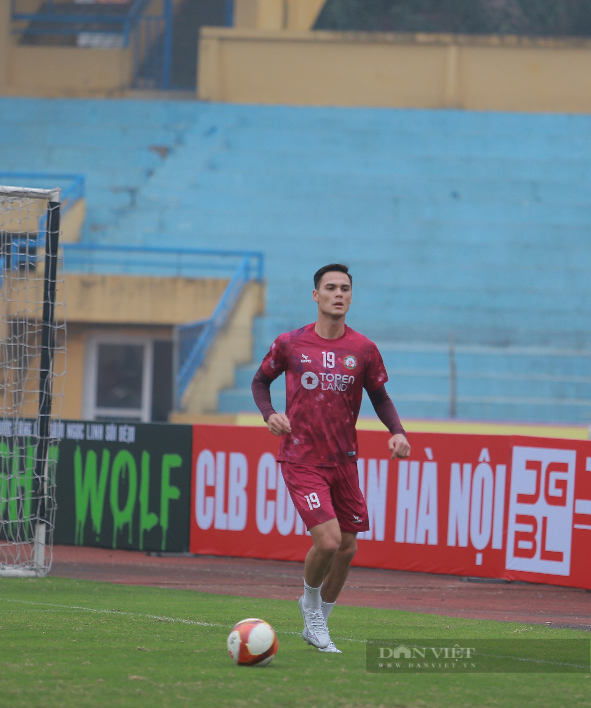 Tiền vệ Việt kiều Bình Định FC gây chú ý ở buổi tập trên sân Hàng Đẫy - Ảnh 10.