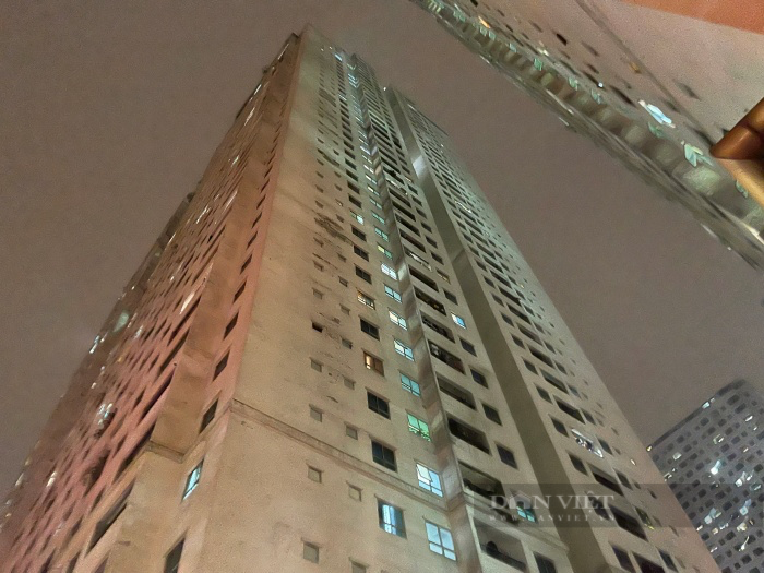Cháy căn hộ chung cư HH Linh Đàm, nhiều người ôm trẻ nhỏ tháo chạy trong đêm - Ảnh 3.