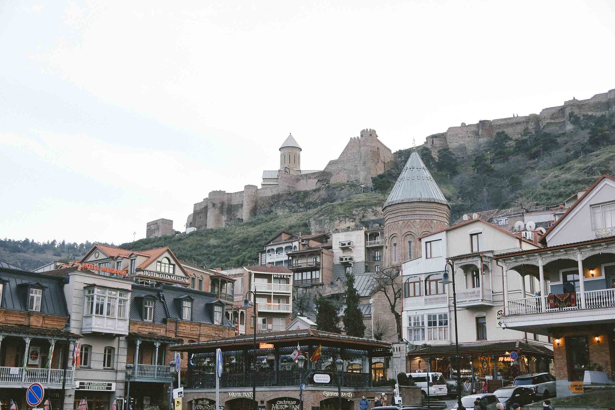 Tbilisi, thủ đô cổ kính, yên bình của Georgia - Ảnh 3.