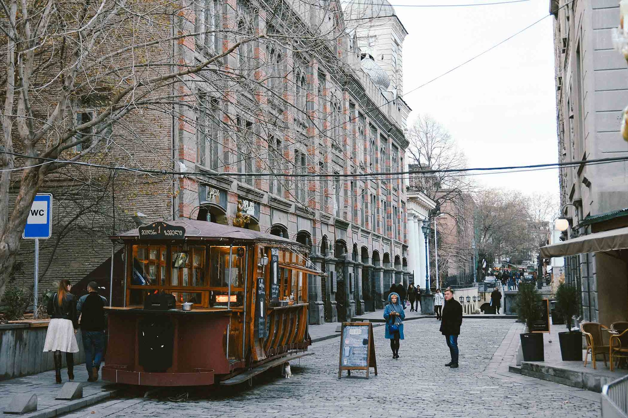 Tbilisi, thủ đô cổ kính, yên bình của Georgia - Ảnh 2.