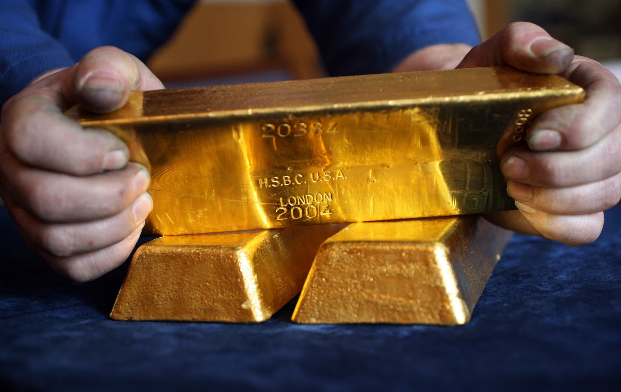 Giá vàng hôm nay 2/2: USD lao dốc, vàng tăng vọt - Ảnh 3.