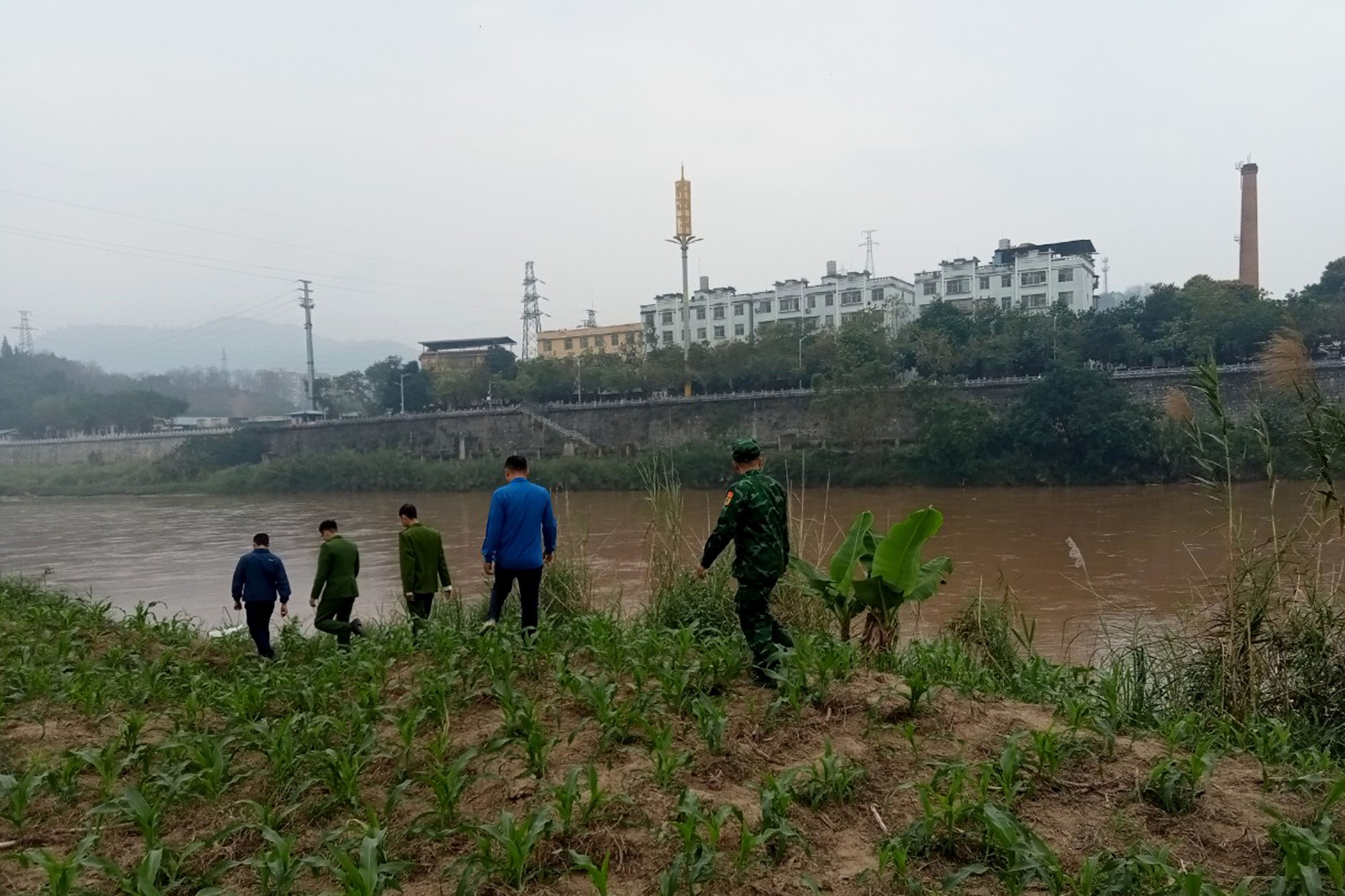 Lào Cai: Tìm thấy thi thể 1 trong 2 nạn nhân bị mất tích khi bơi qua sông - Ảnh 1.