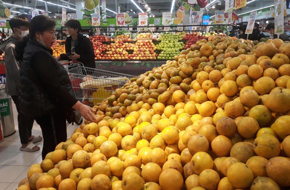Chợ đầu mối, siêu thị Hà Nội đồng loạt giảm giá cam sành - Ảnh 1.