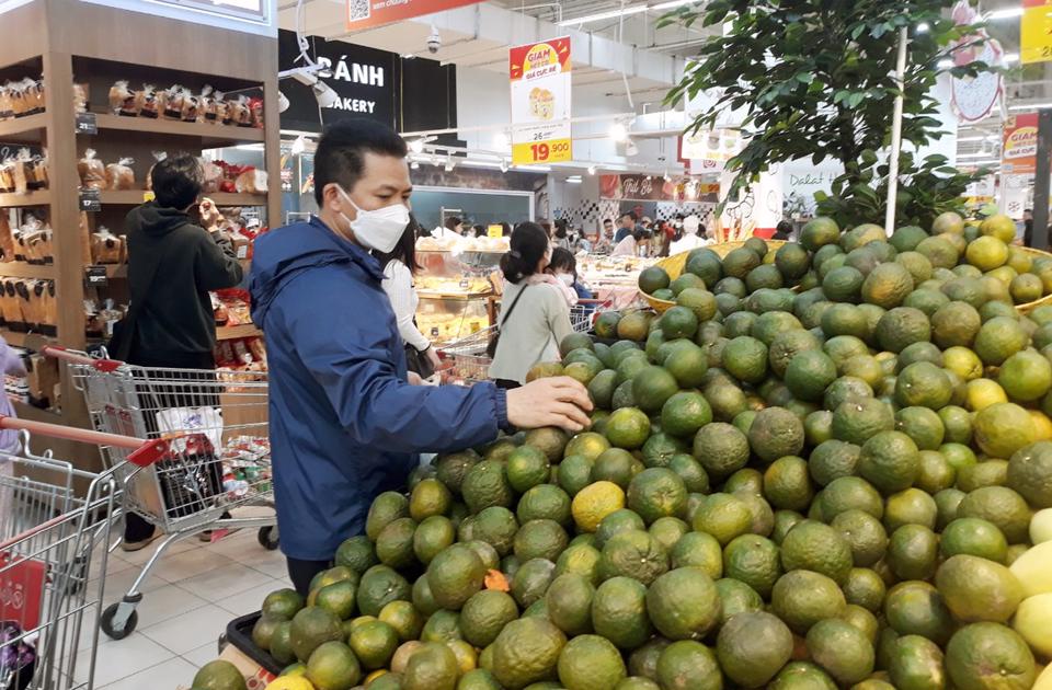 Chợ đầu mối, siêu thị Hà Nội đồng loạt giảm giá cam sành - Ảnh 2.