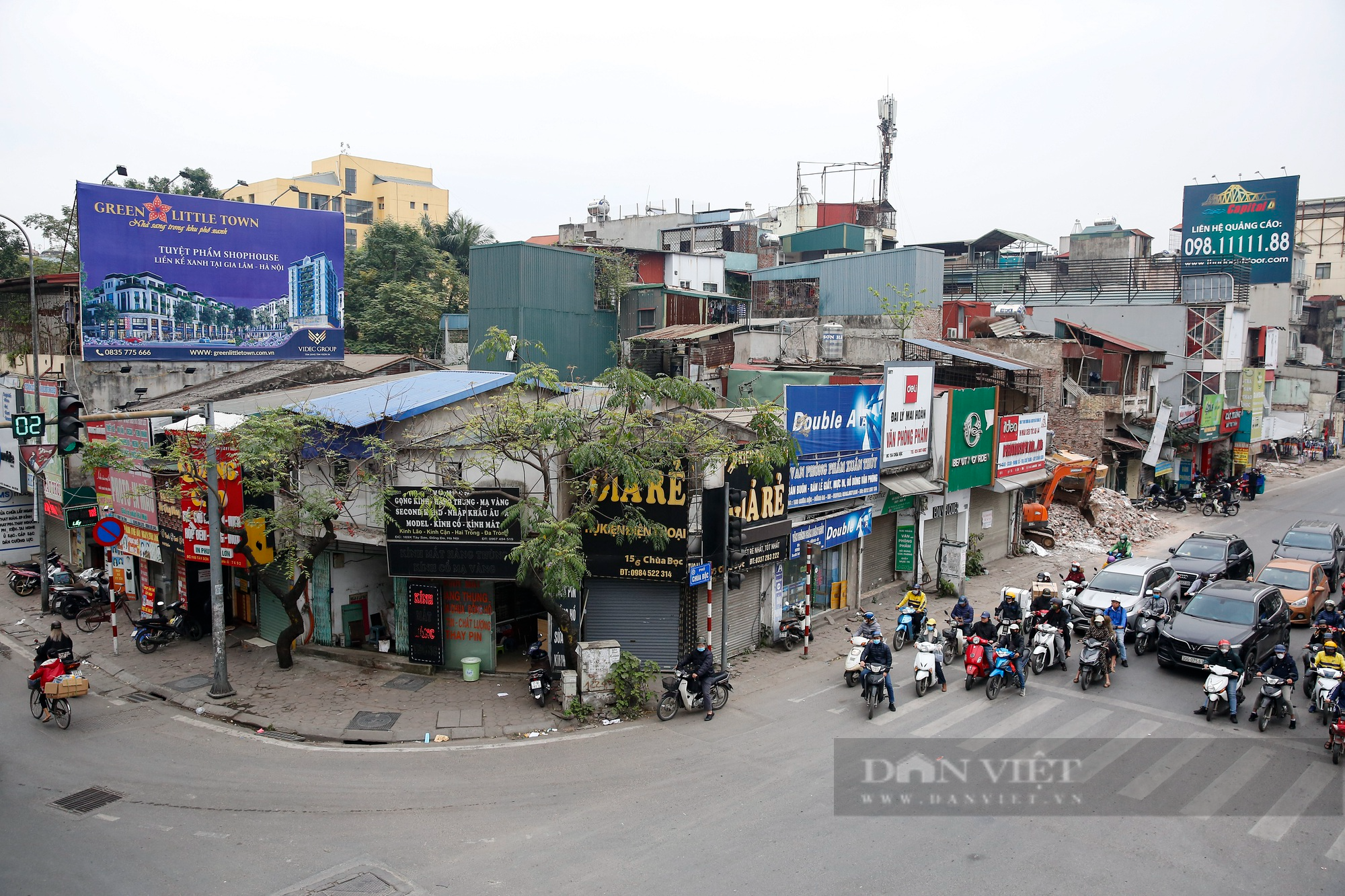 Nhà mặt phố trung tâm Hà Nội vừa phá dỡ đã xuất hiện người để lại lời nhắn &quot;cần mua đất gấp&quot; - Ảnh 1.