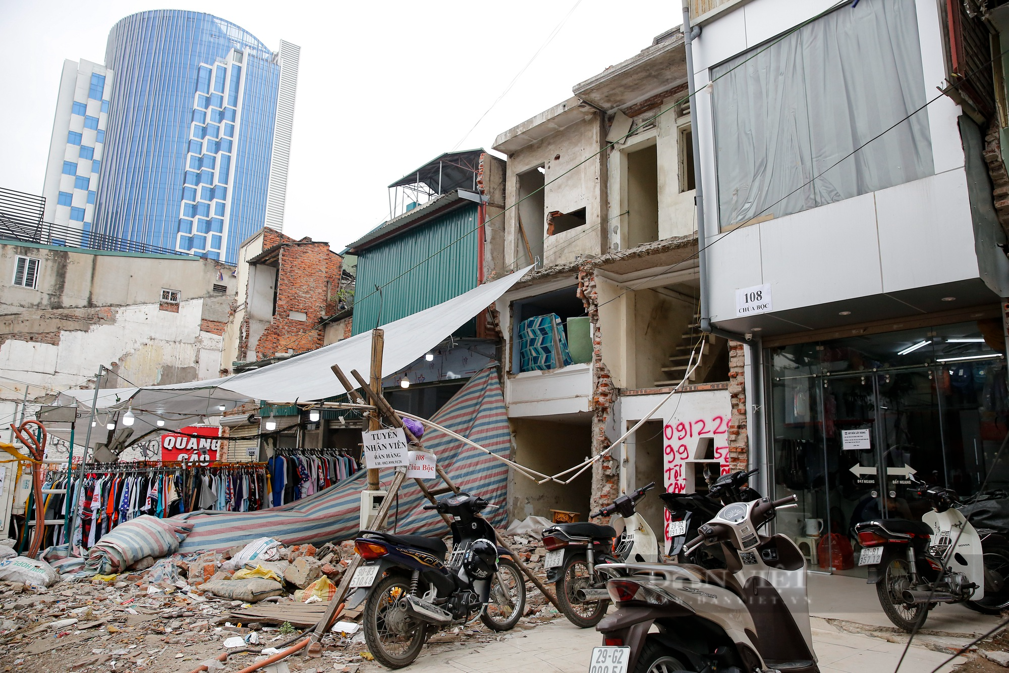 Nhà mặt phố trung tâm Hà Nội vừa phá dỡ đã xuất hiện người để lại lời nhắn &quot;cần mua đất gấp&quot; - Ảnh 7.