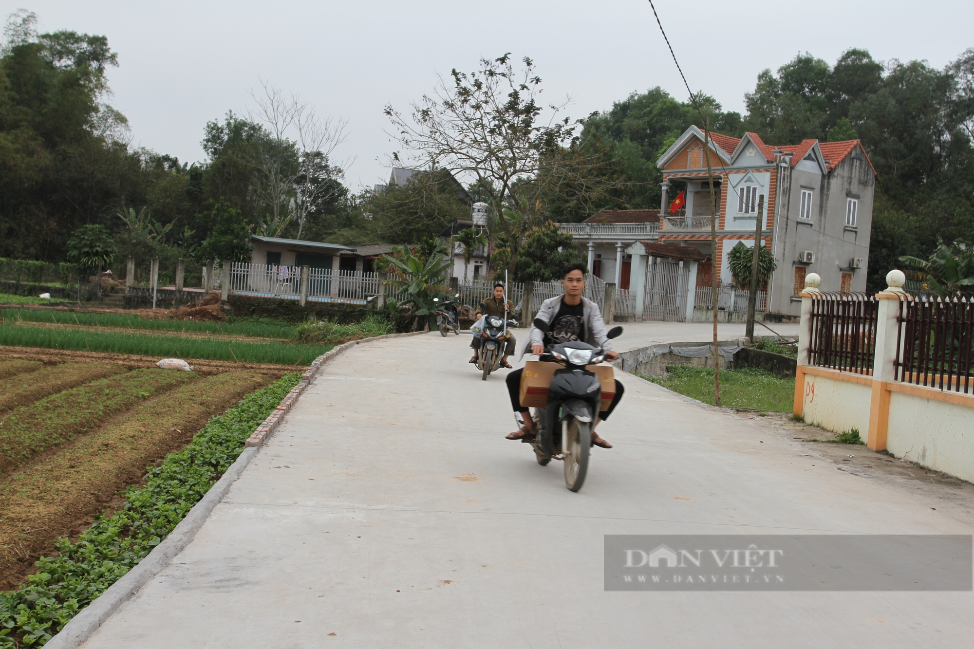 Xã này ở Thái Nguyên xây dựng nông thôn mới, đường làng ngõ xóm bê tông rộng khắp, bà con phấn khởi ủng hộ - Ảnh 2.
