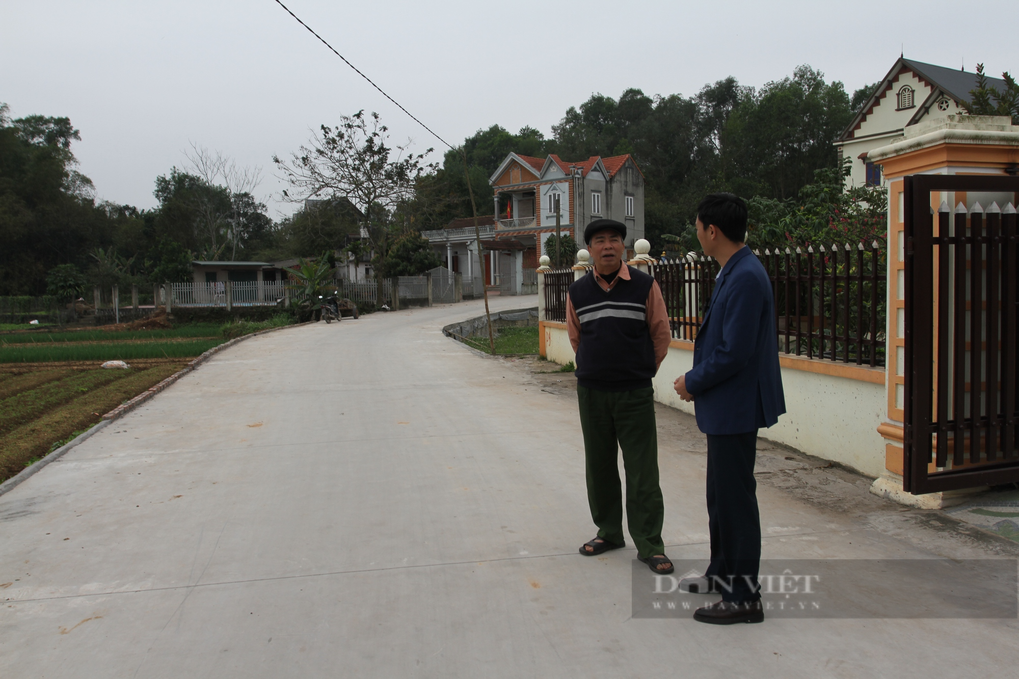 Xã này ở Thái Nguyên xây dựng nông thôn mới, đường làng ngõ xóm bê tông rộng khắp, bà con phấn khởi ủng hộ - Ảnh 3.