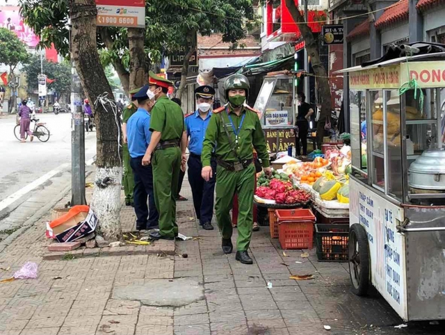 Hà Nội quyết lấy lại hè phố cho người đi bộ - Ảnh 1.