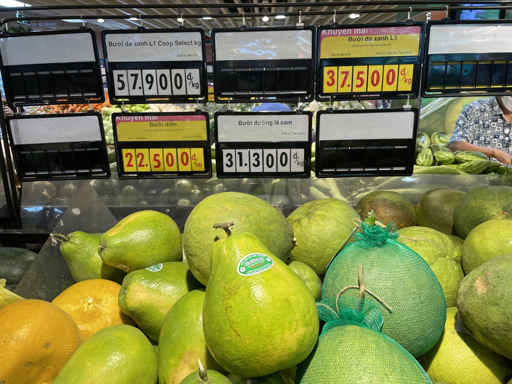 Trái cây về đầy chợ, siêu thị TP.HCM, giá siêu rẻ - Ảnh 6.