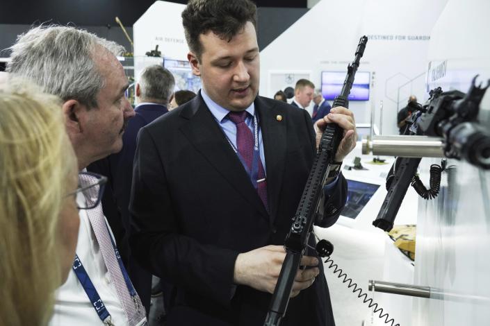 Một năm cuộc chiến Ukraine: Nga vẫn đang ung dung bán vũ khí tại hội chợ vũ khí Abu Dhabi - Ảnh 2.