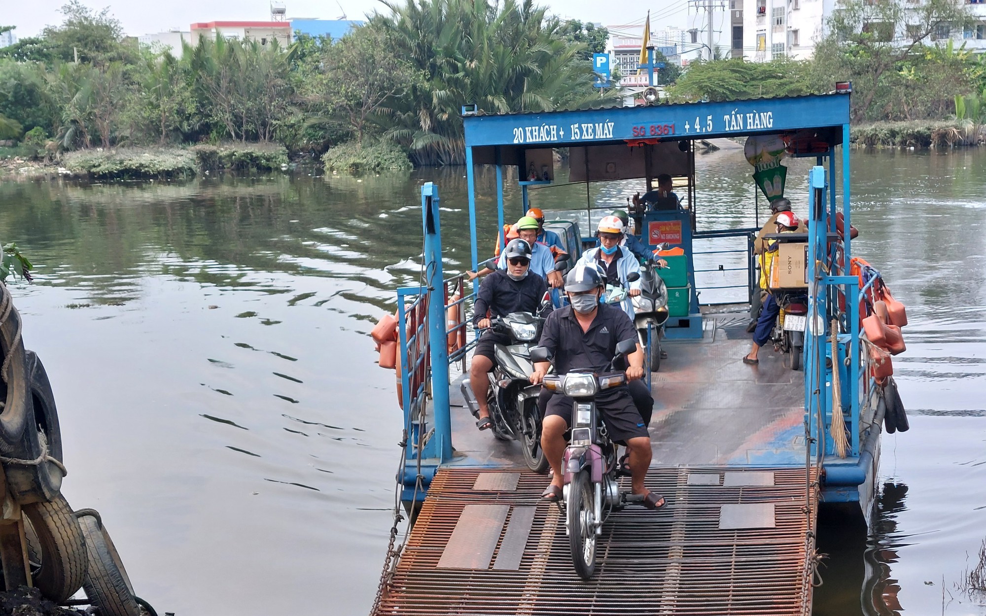 Hiểm nguy từ những chuyến đò ngang ở TP.HCM: Người dân cho rằng thời gian ngắn, không cần mặc áo phao