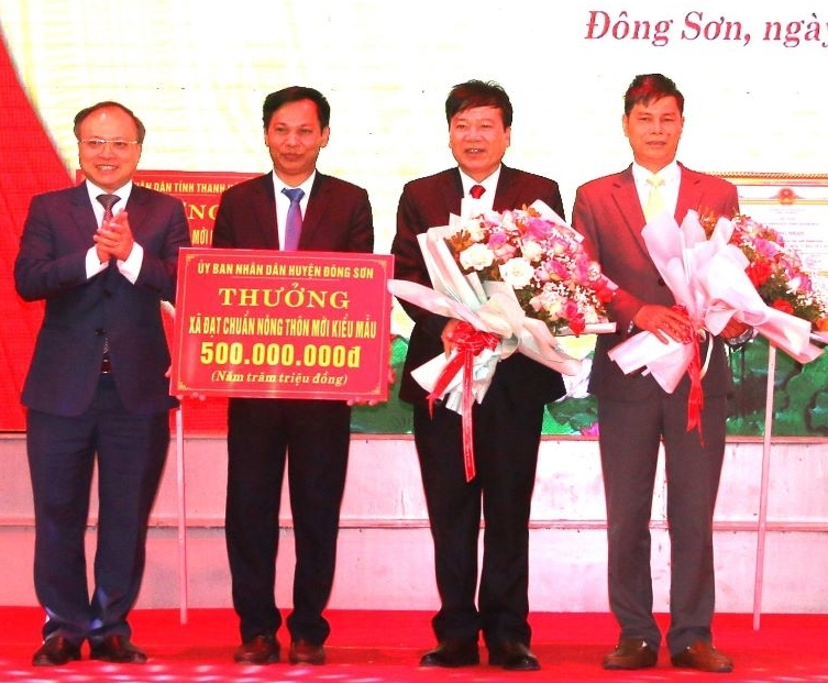 Thanh Hoá: Công bố xã Đông Khê đạt chuẩn nông thôn mới kiểu mẫu năm 2022 - Ảnh 2.